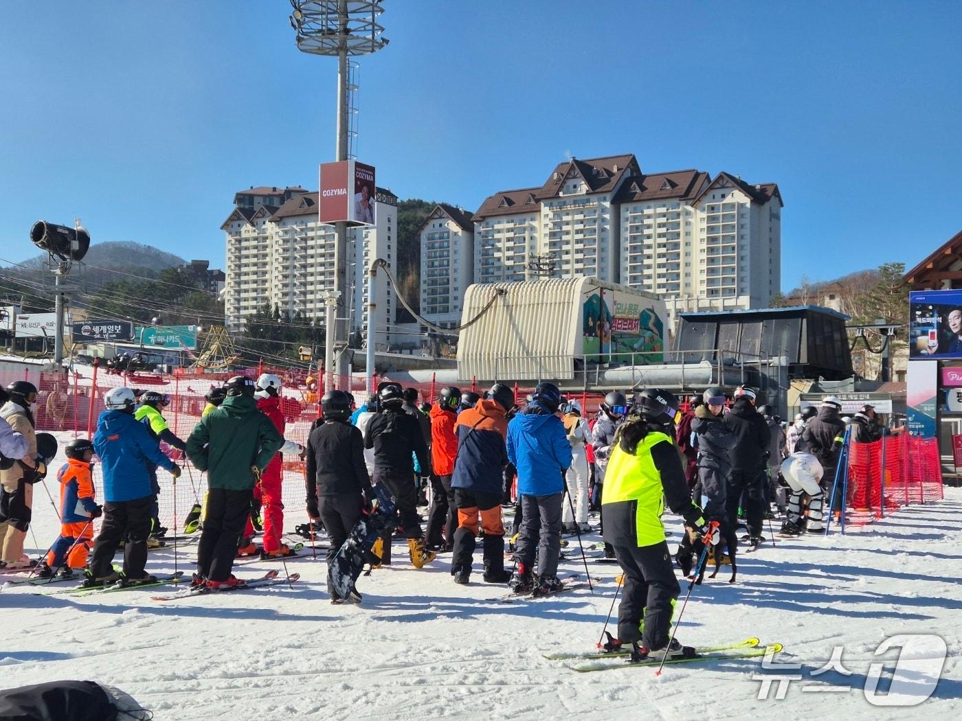 본문 이미지 - 겨울 시즌이 시작된 22일 강원 평창군 모나용평 리조트에 스키어들이 북적이고 있다. 2025.11.22/뉴스1 윤왕근 기자