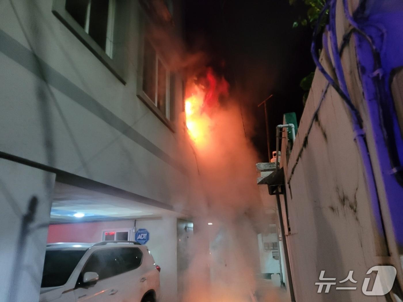 본문 이미지 - 22일 오전 4시 52분쯤 경남 진주시 상봉동 4층짜리 다가구주택 2층 원룸에서 불이 난 모습(경남소방본부 제공. 재판매 및 DB금지)