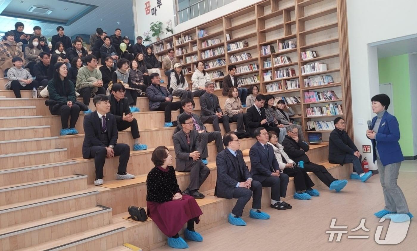 충북 괴산증평교육지원청은 22일 괴산중학교 꿈마루에서 교직원 대상 인문 특강 &#39;세계 시민으로 사는 법&#39; 강연을 진행했다.&#40;괴산증평교육지원청 제공, 재판매 및 DB금지&#41;/뉴스1