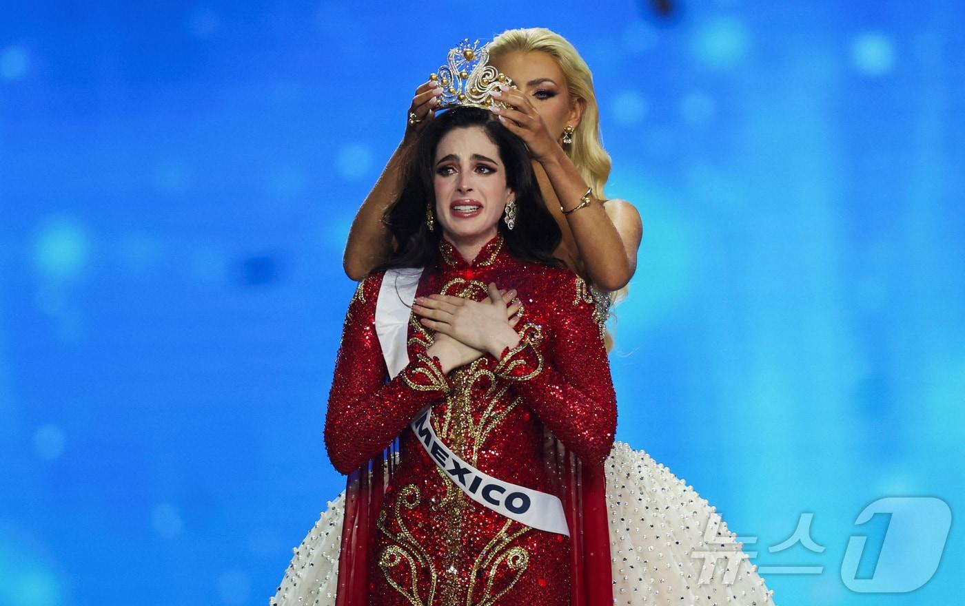 21일&#40;현지시간&#41; 태국 방콕에서 열린 제74회 미스 유니버스 선발대회 본선에서 우승자 &#39;미스 멕시코&#39; 파티마 보쉬가 왕관을 쓰며 눈물 짓고 있다. 2025.11.21. ⓒ 로이터=뉴스1 ⓒ News1 윤다정 기자