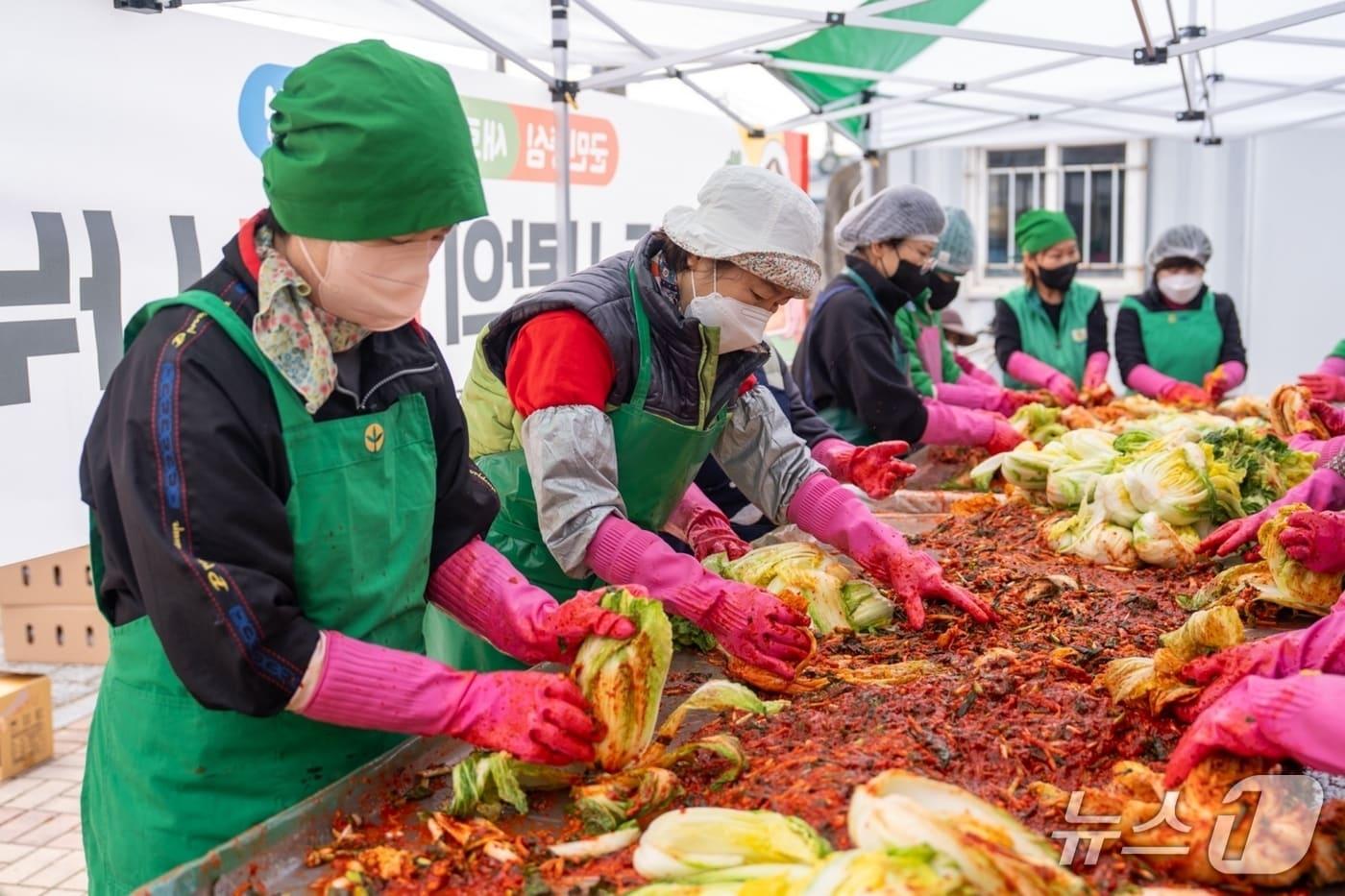 충북 증평군새마을부녀회가 사랑의 김장 나누기 행사를 진행했다.&#40;증평군 제공, 재판매 및 DB금지&#41;/뉴스1