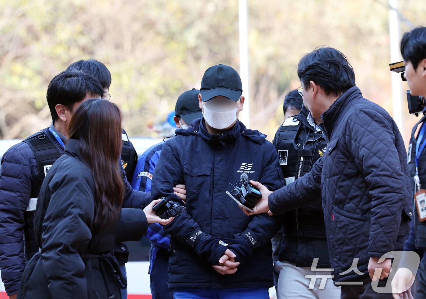 전남 신안 해상에서 무인도 충돌 사고를 낸 대형 여객선 퀸제누비아2호 일등항해사 A 씨(40)가 22일 전남 목포시 광주지방법원 목포지원에서 구속 전 피의자심문을 받기 위해 이동하고 있다. 2025.11.22/뉴스1 ⓒ News1 박지현 기자