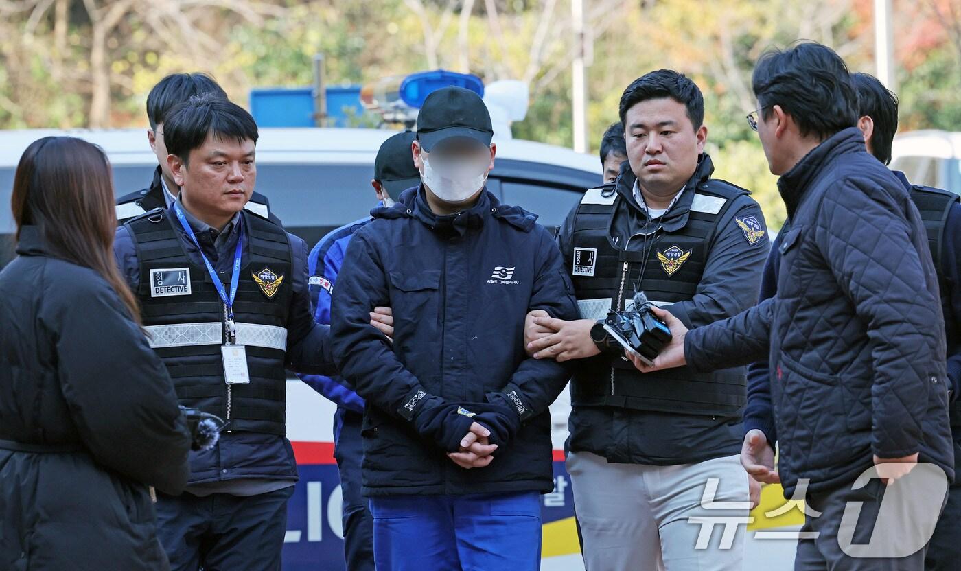 본문 이미지 - 전남 신안 해상에서 무인도 충돌 사고를 낸 대형 여객선 퀸제누비아2호 일등항해사 A 씨(40)가 22일 전남 목포시 광주지방법원 목포지원에서 구속 전 피의자심문을 받기 위해 이동하고 있다. 2025.11.22/뉴스1 ⓒ News1 박지현 기자