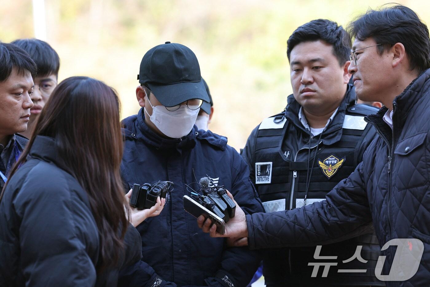 전남 신안 해상에서 무인도 충돌 사고를 낸 대형 여객선 퀸제누비아2호 일등항해사 A 씨(40)가 22일 전남 목포시 광주지방법원 목포지원에서 구속 전 피의자심문을 받기 위해 이동하고 있다. 2025.11.22/뉴스1 ⓒ News1 박지현 기자