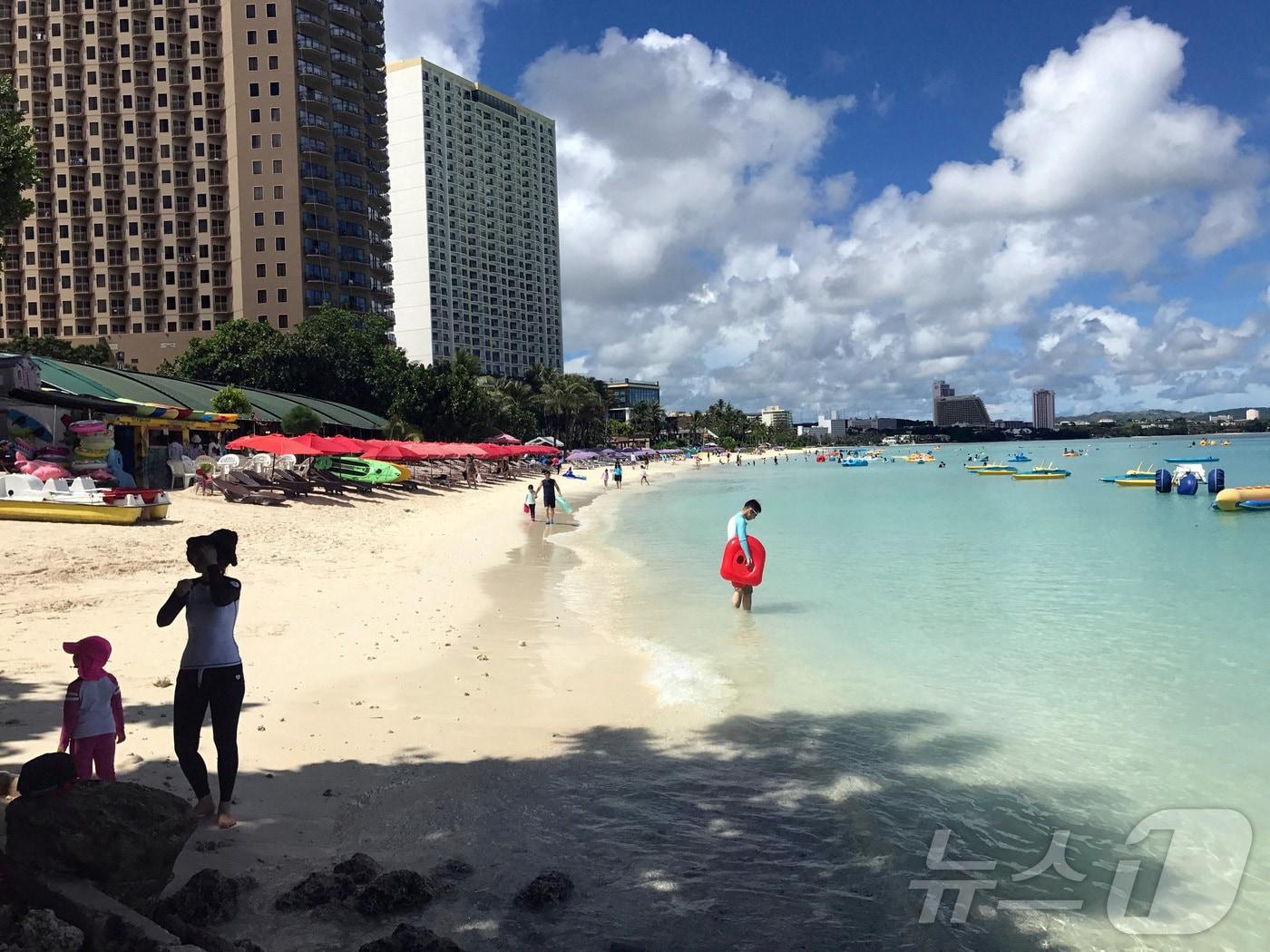 본문 이미지 - 괌 서부 타무닝 해변가에서 여행객들이 물놀이를 하고 있는 모습(자료사진). 2017.08.14. ⓒ 로이터=뉴스1 ⓒ News1 김성식 기자