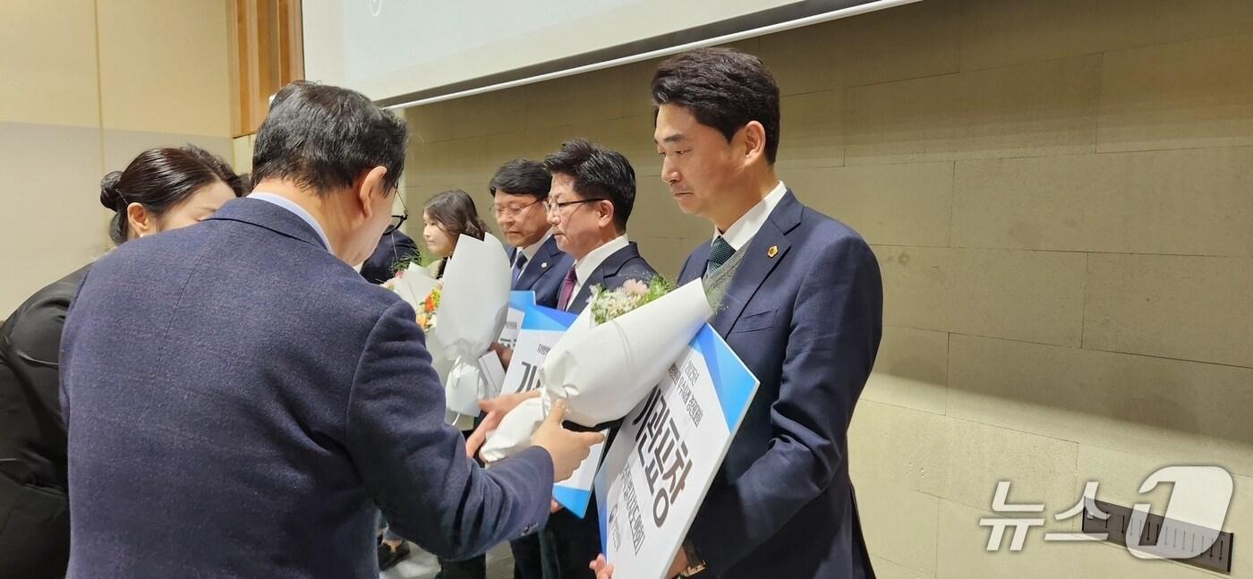 강경문 제주도의원(국민의힘·비례대표)이 지난 21일 울산전시컨벤션센터에서 열린 행정안전부 주관 '2025 지방의회 우수사례 경진대회'에서 제주도의회가 수상한 자체우수상(행안부 장관 표창)을 받고 있다.(제주도의회 제공.재판매 및 DB 금지)