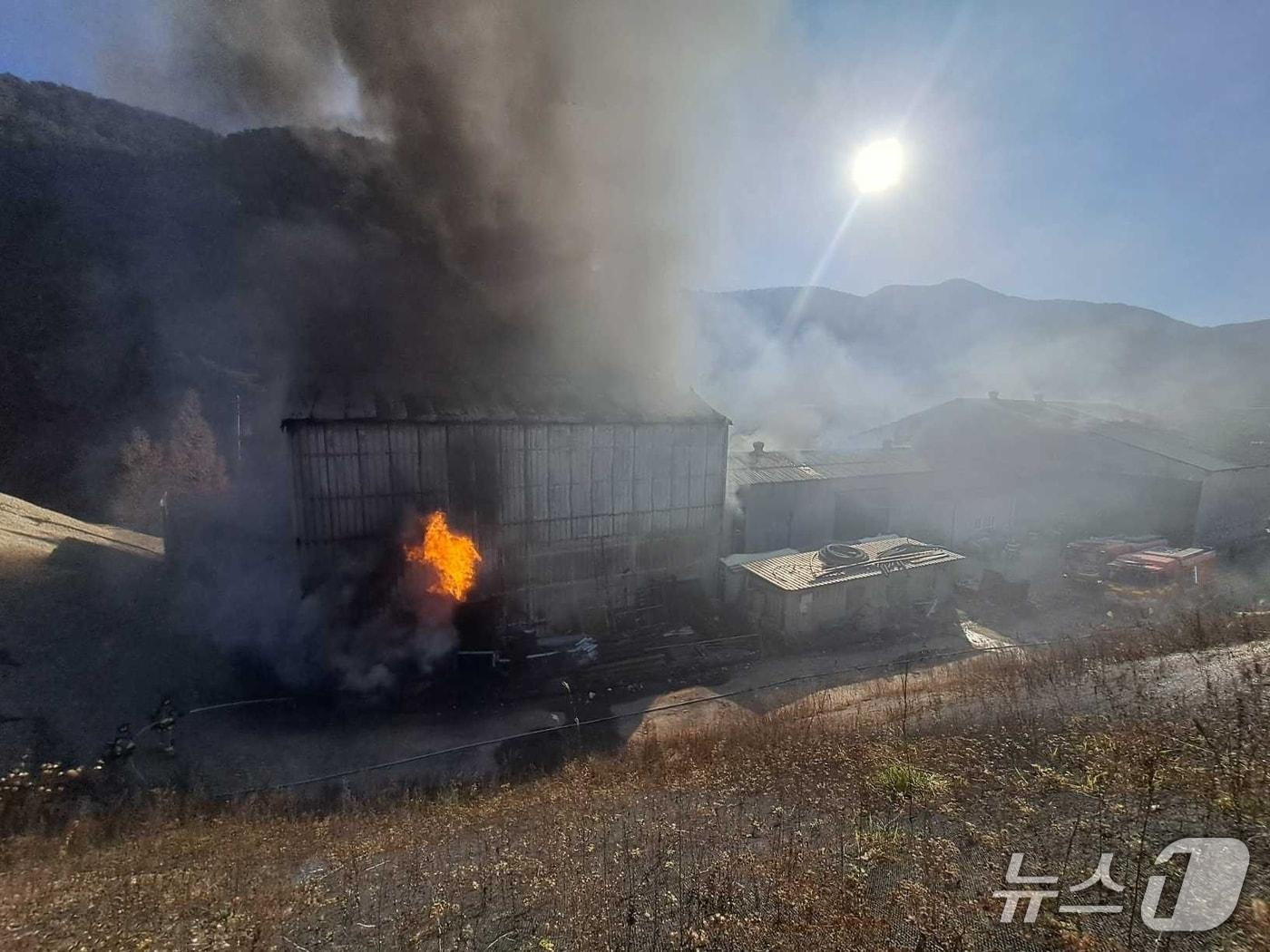 본문 이미지 - 22일 강원 강릉시 강동면 산성우리 폐기물 처리장 화재 현장.&#40;강원도 소방본부 제공, 재판매 및 DB 금지&#41; 2025.11.22/뉴스1