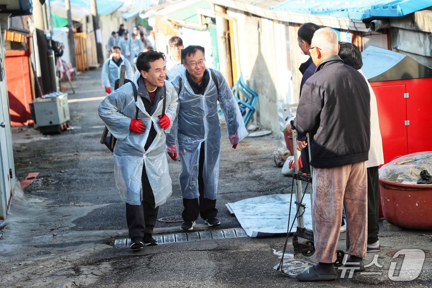 김진태 강원도지사가 22일 춘천시 효자동 일대에서 열린 &#39;사랑의 연탄나눔 봉사활동&#39; 현장에서 연탄을 나르고 있다.&#40;강원도 제공, 재판매 및 DB 금지&#41; 2025.11.22/뉴스1