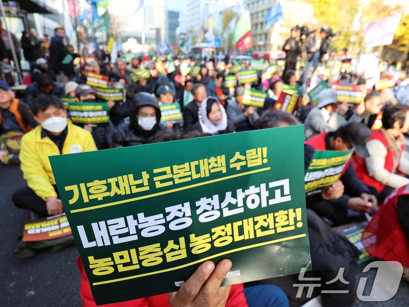 본문 이미지 - 22일 오후 서울 숭례문 앞에서 열린 '2025 전국농민대회'에서 참가자들이 정부에 기후재난 근본대책 수립, 농정대전환 실현 등을 촉구하고 있다. 2025.11.22/뉴스1 ⓒ News1 황기선 기자