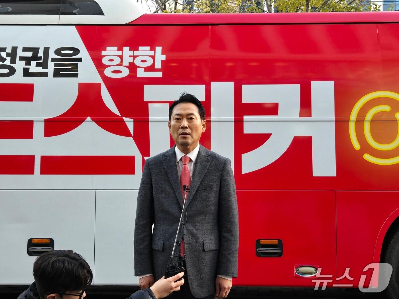 본문 이미지 - 장동혁  국민의힘 대표가 22일 울산 상공회의소 앞에서 '대장동 항소 포기' 토론회와 관련한 입장을 밝히고 있다. 2025.11.22/뉴스1 ⓒ News1 손승환 기자