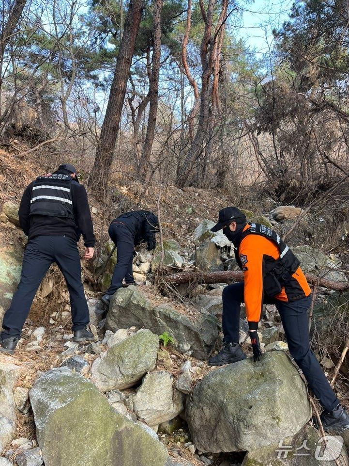 본문 이미지 - 소방대원이 계양산을 수색하는 모습.(인천소방본부 제공. 재배포 및 DB금지)2025.11.22/뉴스1