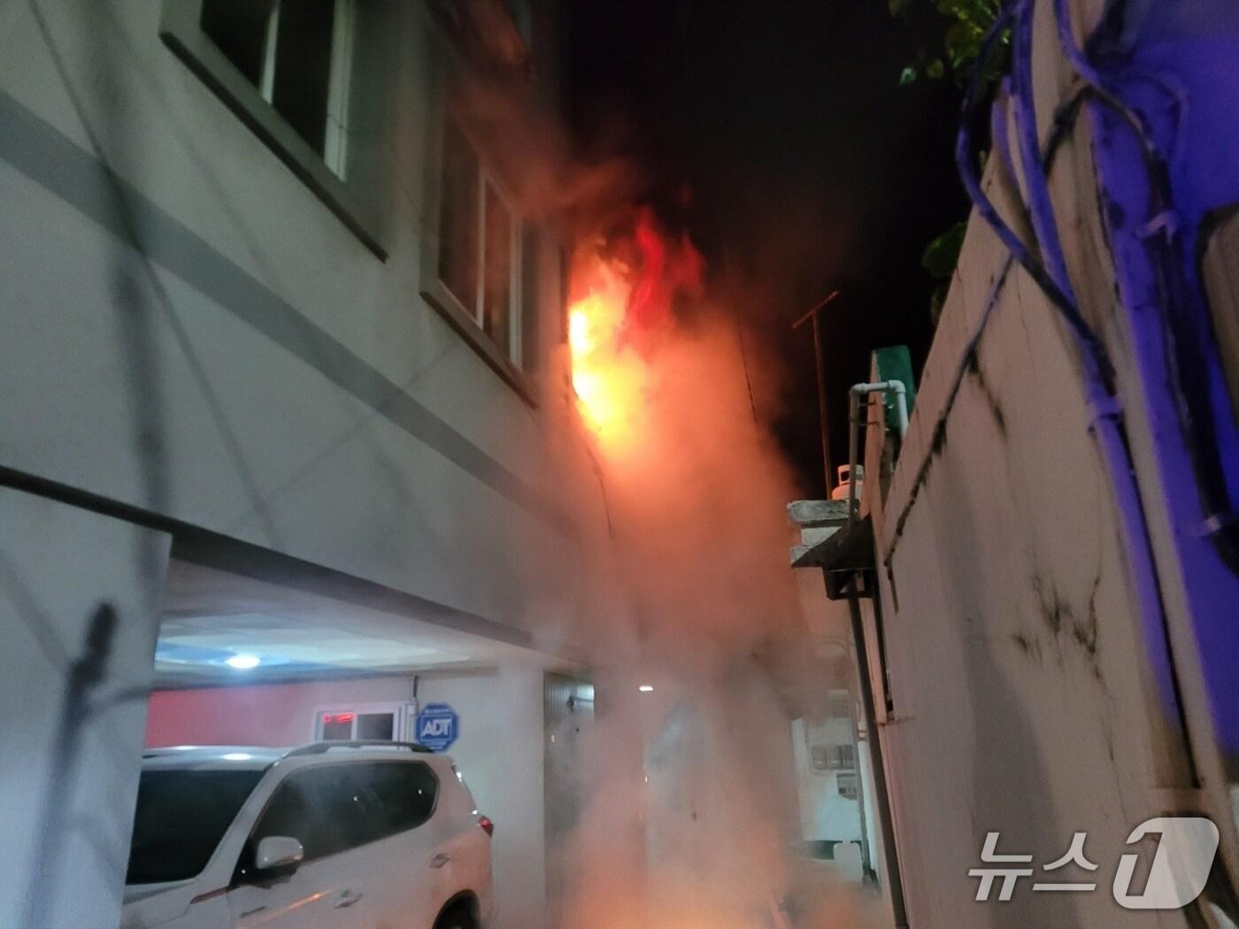 본문 이미지 - 22일 오전 4시 52분쯤 경남 진주시 상봉동 4층짜리 다가구주택 2층 원룸에서 불이 난 모습(경남소방본부 제공. 재판매 및 DB금지)