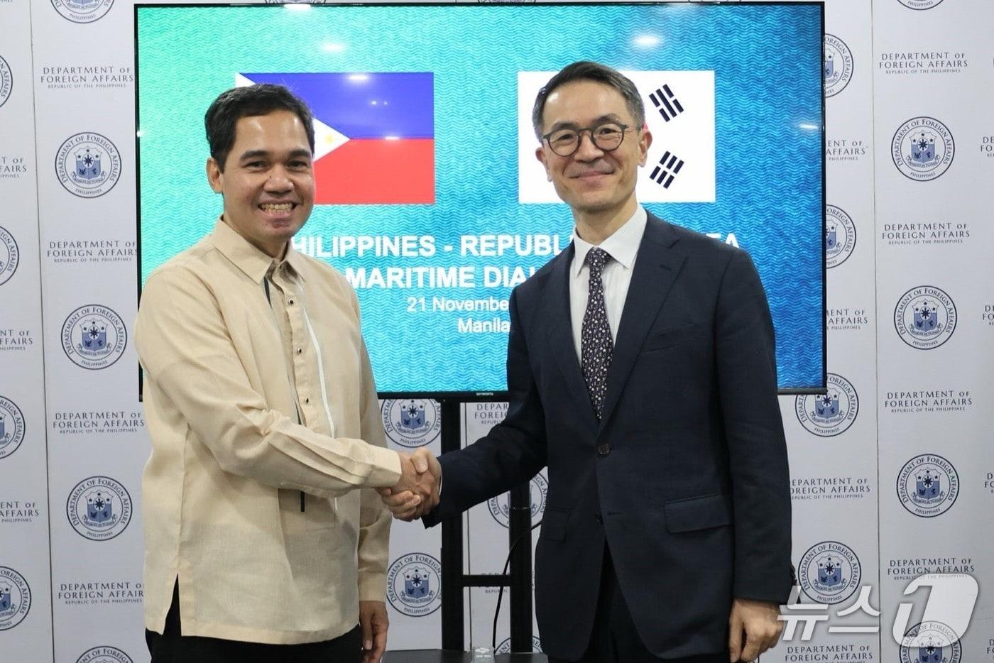 21일 필리핀 마닐라에서 이동기 외교부 아세안 국장과 임마누엘 도나토 구즈만 필리핀 외교부 해양국 차관보가 악수하고 있다. &#40;외교부 제공&#41;