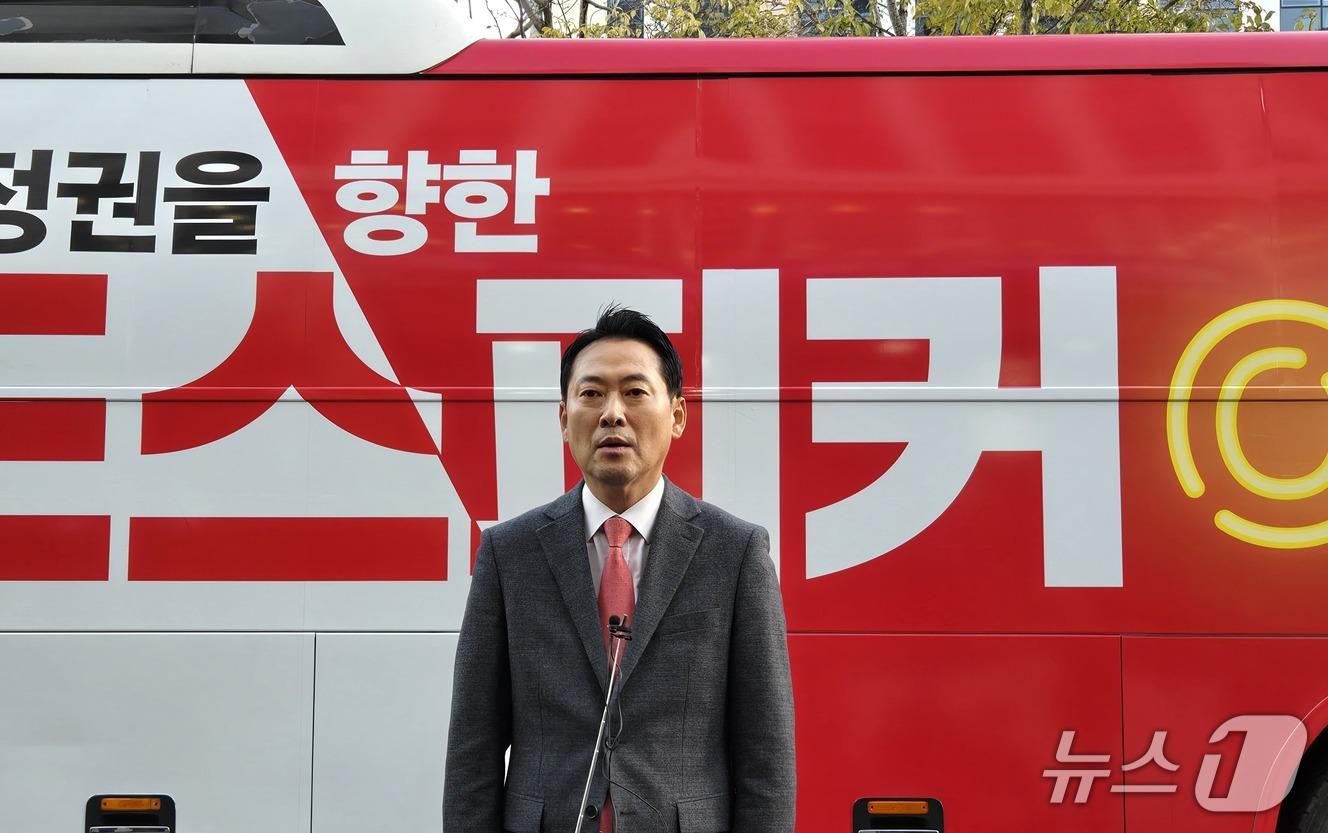 본문 이미지 - 장동혁 국민의힘 대표가 22일 울산 상공회의소 방문에 앞서 취재진 질문에 답하고 있다. 2025.11.10/뉴스1 손승환 기자