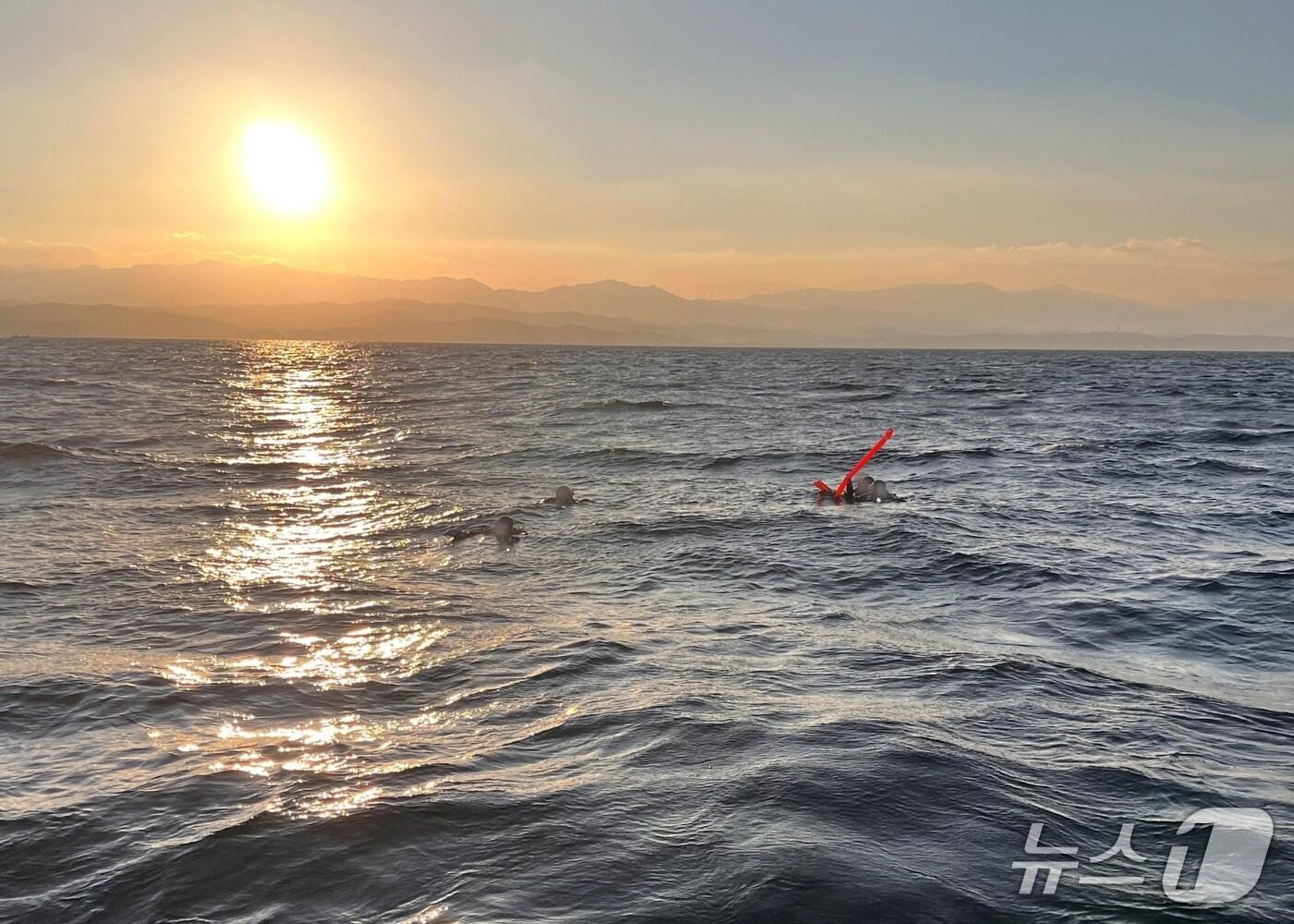 본문 이미지 - 22일 강원 양양 동산항 이근 해상 다이버 해상 표류 현장.&#40;강릉해경 제공, 재판매 및 DB 금지&#41; 2025.11.22/뉴스1