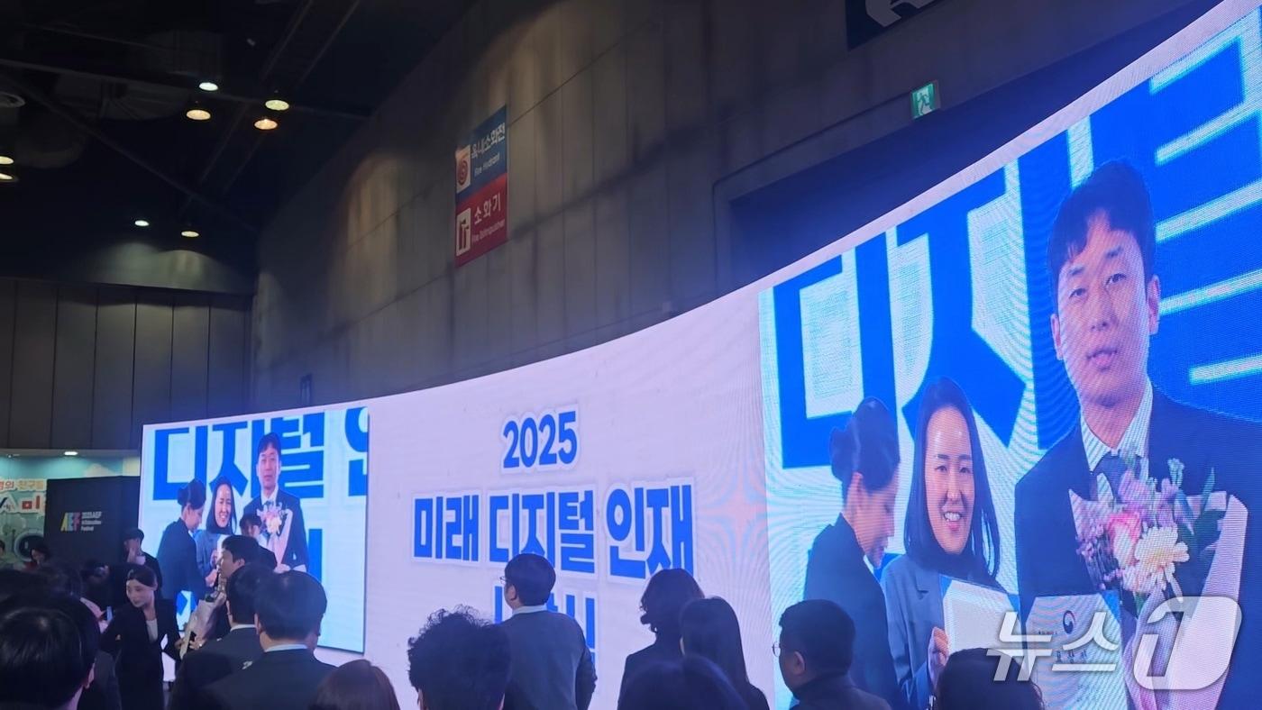  21일 경기 고양시 일산서구 킨텍스에서 열린 2025년 미래 디지털 인재 시상식에서 양재호 전남 순천도사초 교사가 부총리겸 과학기술정보통신부 장관상을 수상한 모습./뉴스1