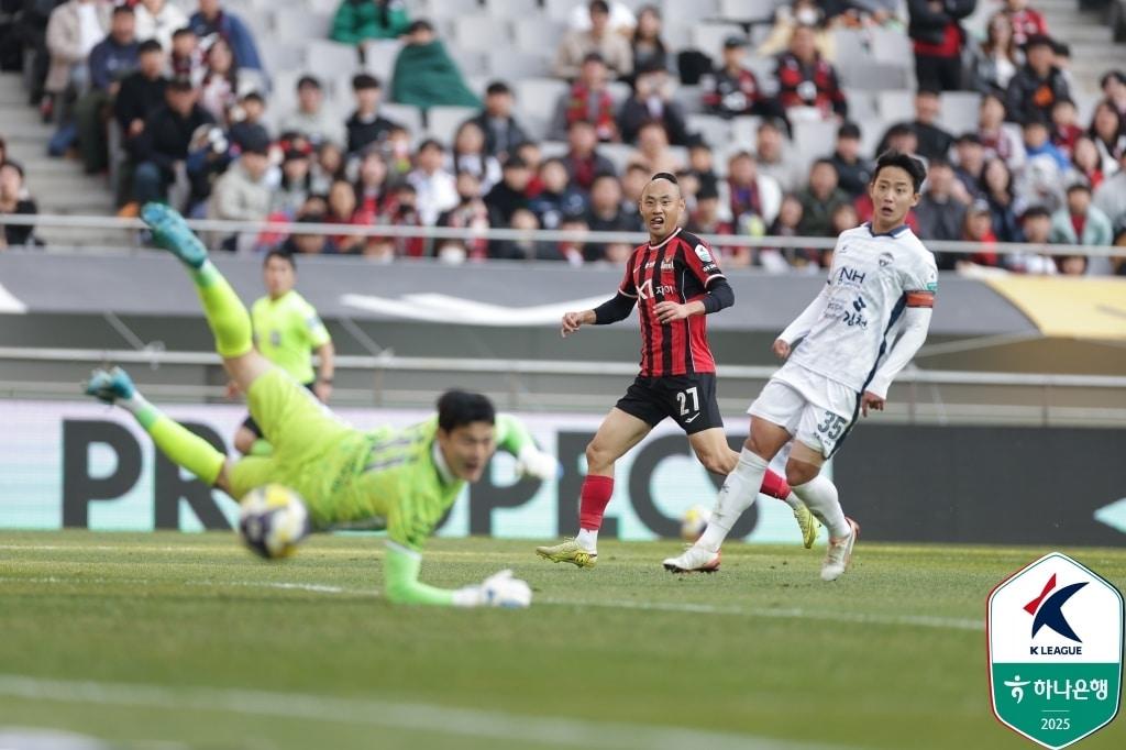 본문 이미지 -  서울이 김천 상무에 패했다.&#40;한국프로축구연맹 제공&#41;