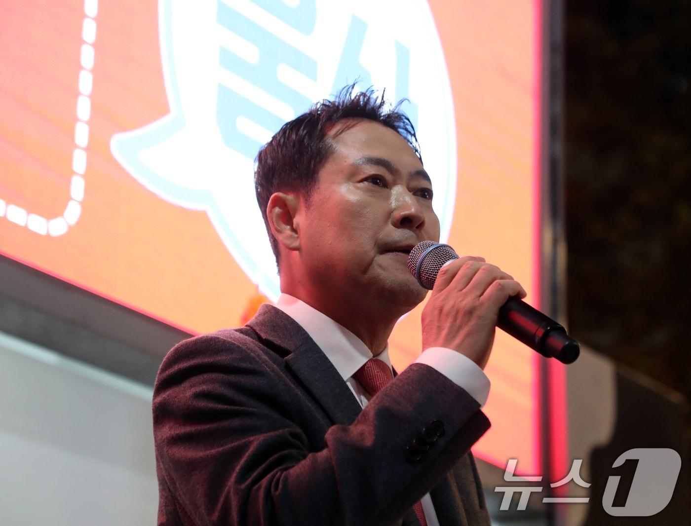 본문 이미지 - 장동혁 국민의힘 대표가 22일 울산 중구 젊음의거리 일원에서 열린 '민생 회복·법치 수호 국민대회'에 참석해 발언하고 있다. 2025.11.22/뉴스1 ⓒ News1 조민주 기자