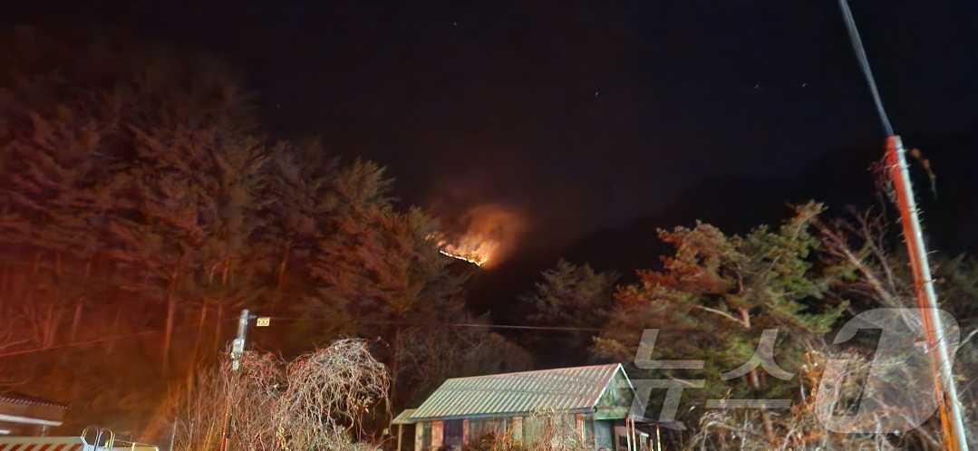 본문 이미지 - 22일 오후 6시 16분쯤 강원 양양군 서면 서림리의 야산에서 불이 나 산림·소방당국이 진화 중이다. 사진은 산불 현장 모습. &#40;강원도소방본부 제공, 재판매 및 DB 금지&#41; 2025.11.22/뉴스1 ⓒ News1 윤왕근 기자