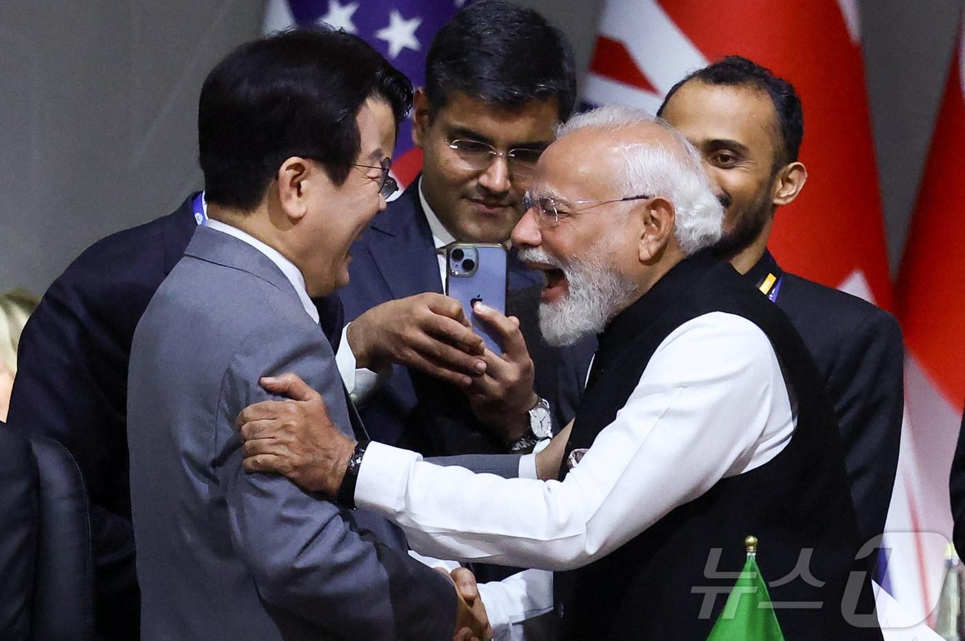 이재명 대통령이 22일&#40;현지시간&#41; 남아프리카공화국 요하네스버그 엑스포 센터에서 열린 G20 정상회의에 참석해 나렌드라 모디 인도 총리와 인사를 나누고 있다. ⓒ 로이터=뉴스1