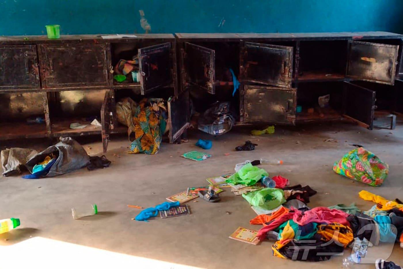 21일&#40;현지시간&#41; 나이지리아 니제르주 아과라 파피리 마을의 세인트메리스 가톨릭 학교 기숙사 내부에 학생들의 개인 소지품이 흩어져 있다. 나이지리아 기독교협회는 이날 새벽 나이지리아 니제르주 아과라 파피리 마을에 위치한 세인트메리스 학교에 무장 괴한이 침입해 학생 303명과 여성 교사 4명, 남성 교사 8명을 납치했다고 밝혔다. 2025.11.22. ⓒ AFP=뉴스1 ⓒ News1 윤다정 기자