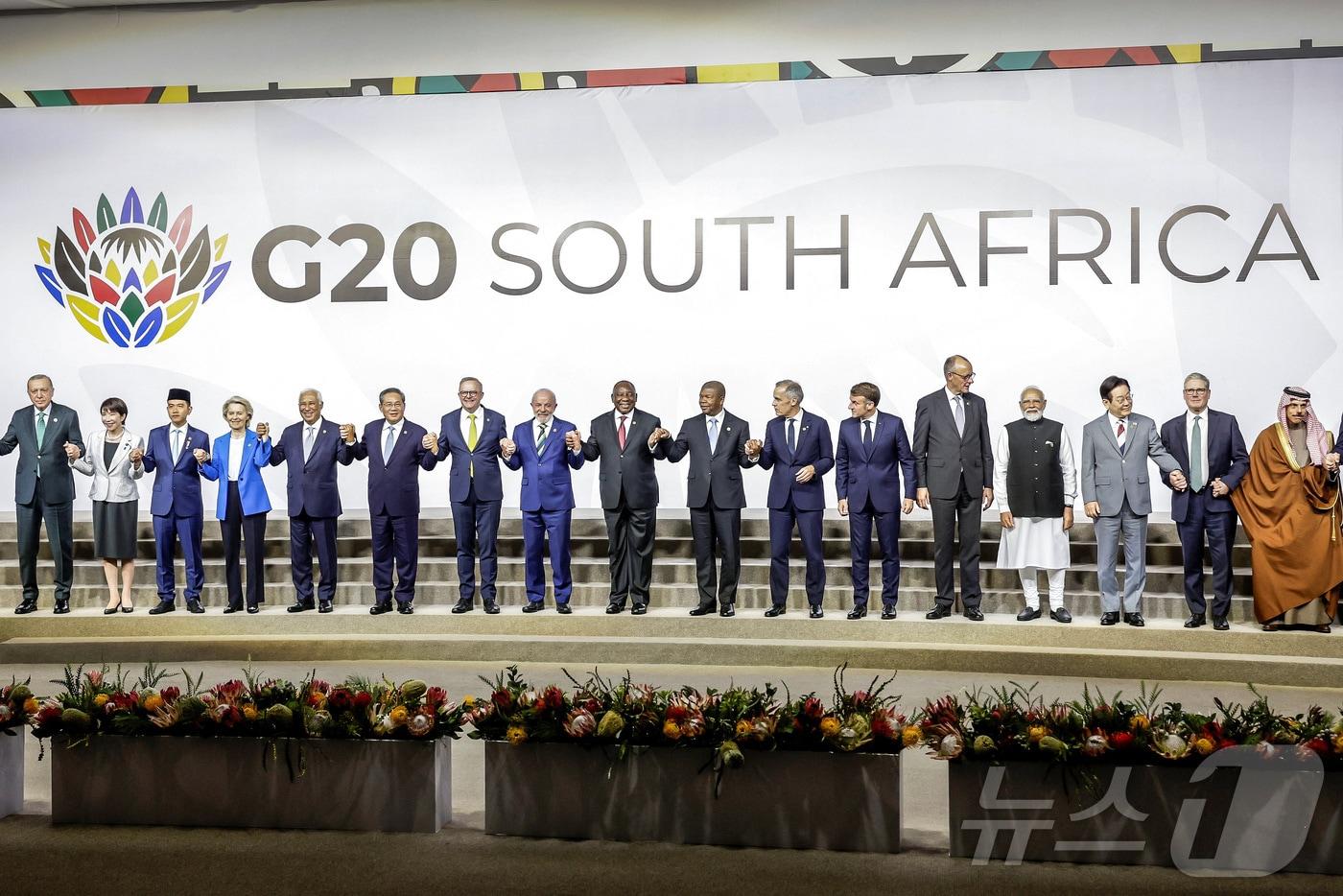 남아공 G20 정상회의에서 단체 사진을 촬영하는 참가국 정상들. 2025.11.22 ⓒ 로이터=뉴스1 ⓒ News1 이지예 객원기자