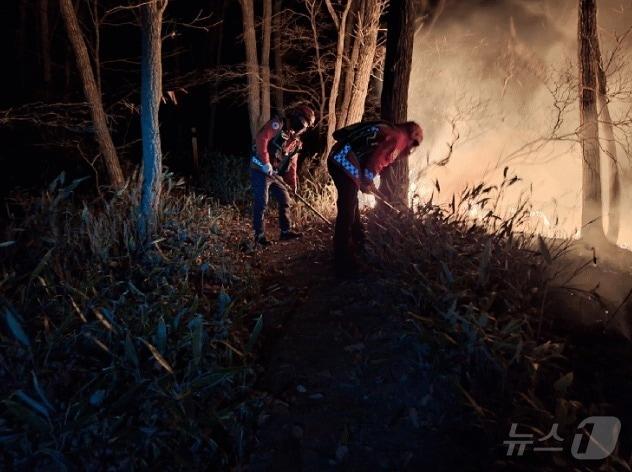 본문 이미지 - 23일 새벽 강원 양양 서면 일대에서 발생한 산불 현장에서 진화대원이 야간 진화 작전을 펼치고 있다. &#40;동부지방산림청 제공, 재판매 및 DB 금지&#41; 2025.11.23/뉴스1