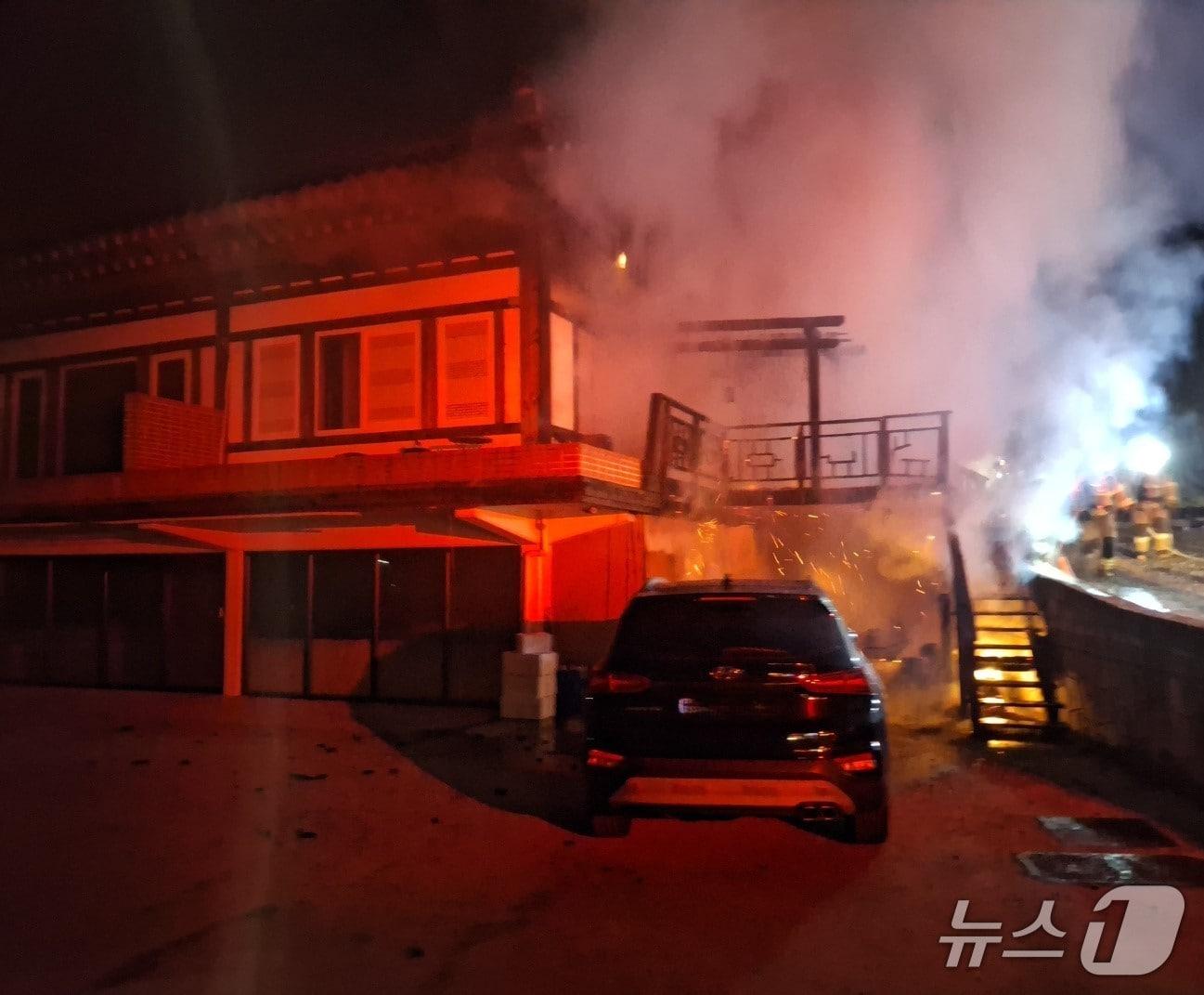 본문 이미지 - 23일 오전 1시 21분쯤 경북 경주 하동의 한 펜션에서 원인을 알 수 없는 불이 나 소방 당국이 진화하고 있다. (경북소방안전본부 제공. 재판매 및 DB 금지) 2025.11.23/뉴스1