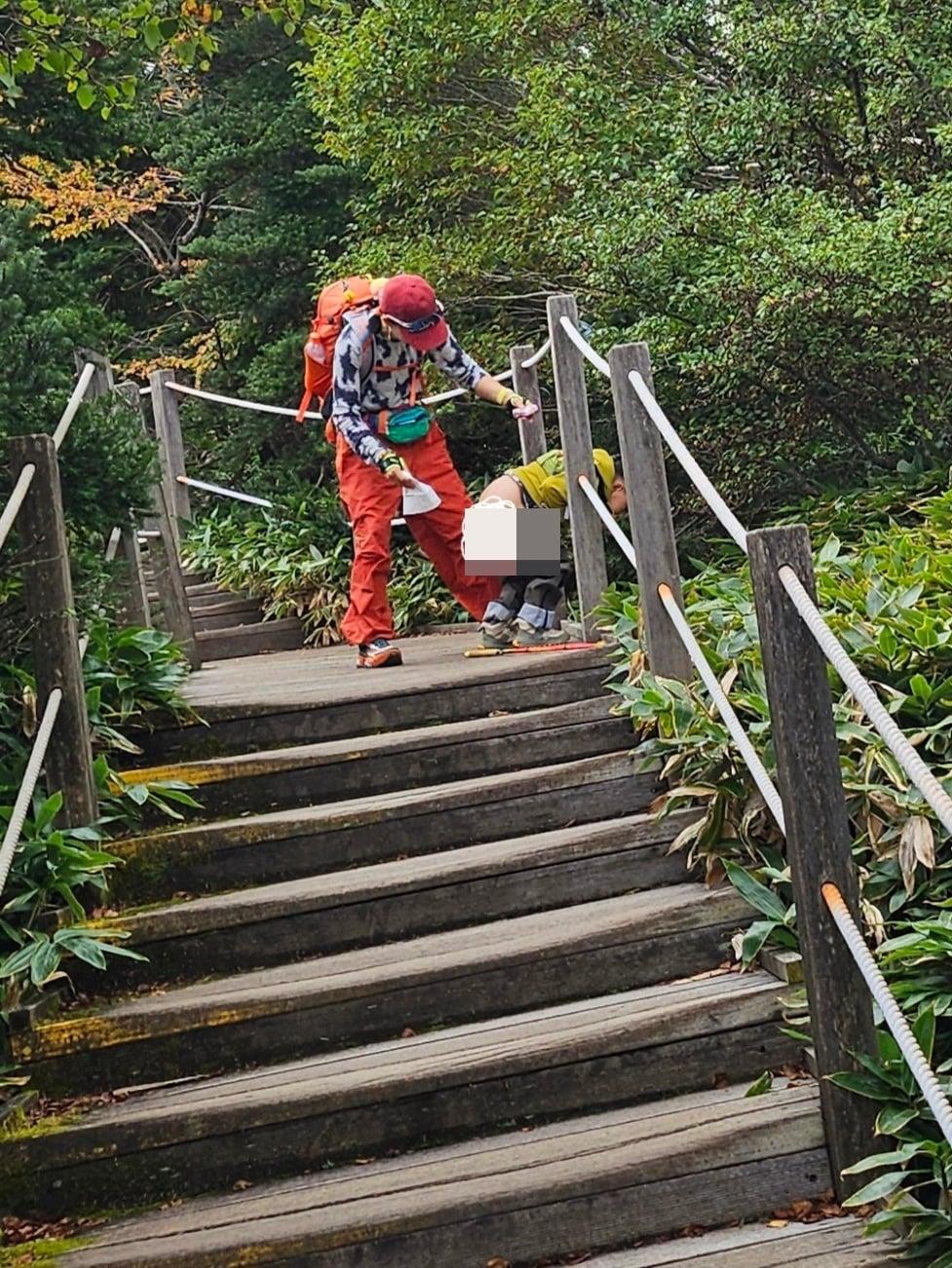 본문 이미지 - 한 중국인 가족이 한라산 등산로에서 대변을 보고 있다. 출처=한 중국인 가족이 한라산 등산로에서 대변을 보고 있다.