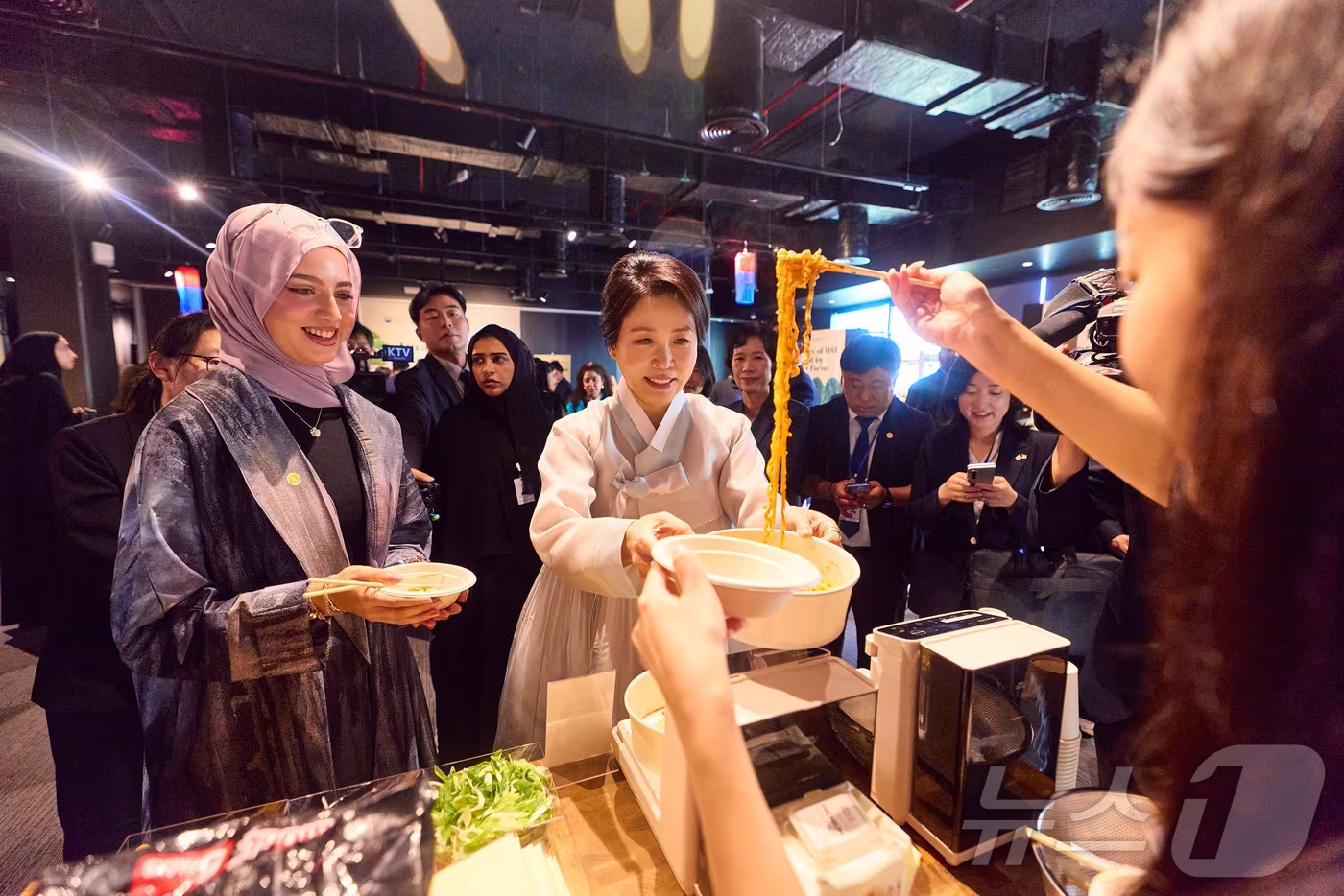 김혜경 여사가 19일&#40;현지시간&#41; 아부다비 주UAE한국문화원에서 열린 할랄 K-푸드 홍보행사에서 상품을 살펴보고 있다. &#40;대통령실 제공. 재판매 및 DB 금지&#41; 2025.11.23/뉴스1 ⓒ News1 이재명 기자
