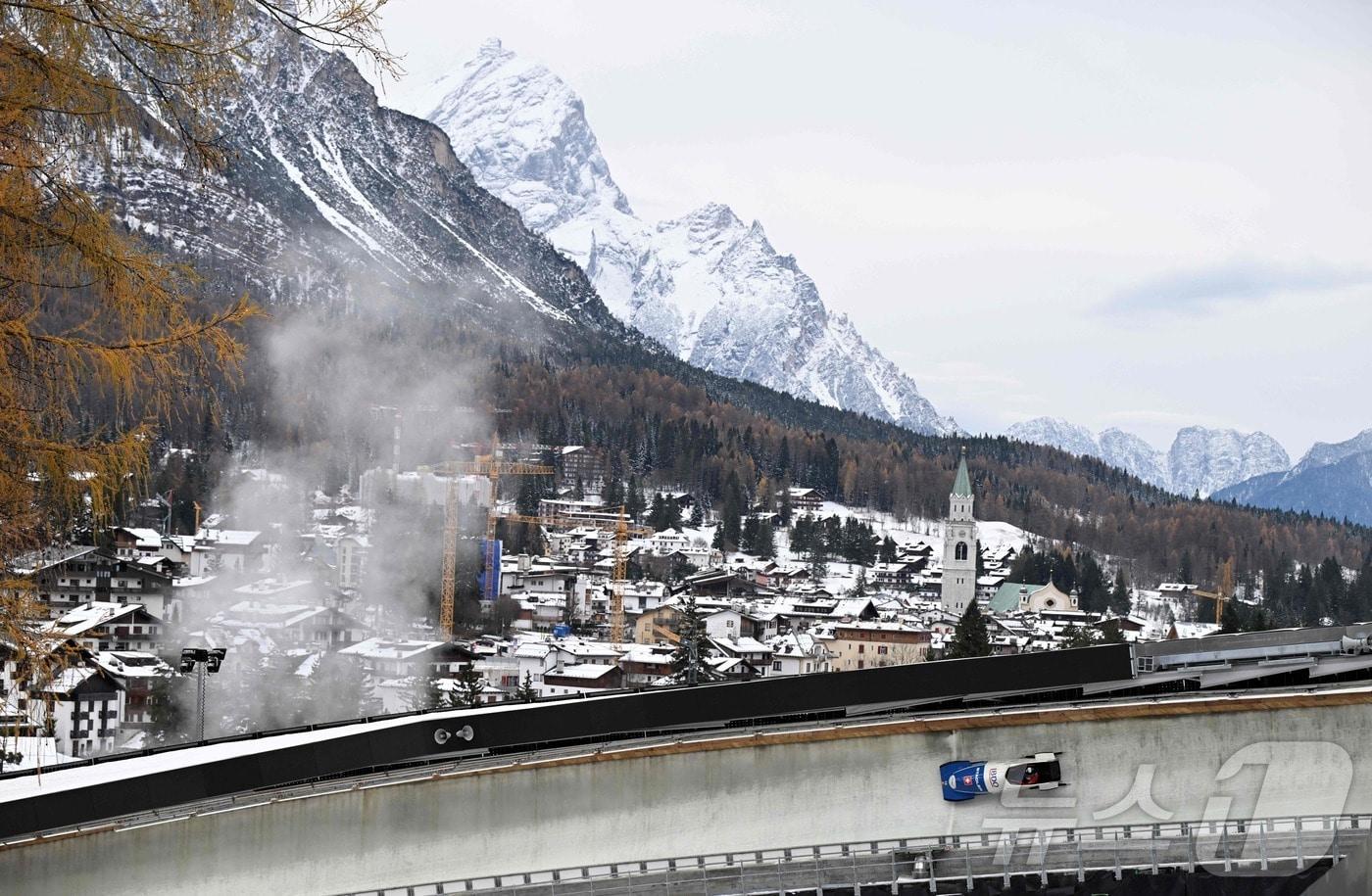 2026년 밀라노-코르티나담페초 동계올림픽이 열리는 트랙서 봅슬레이 경기가 열리고 있다.ⓒ AFP=뉴스1