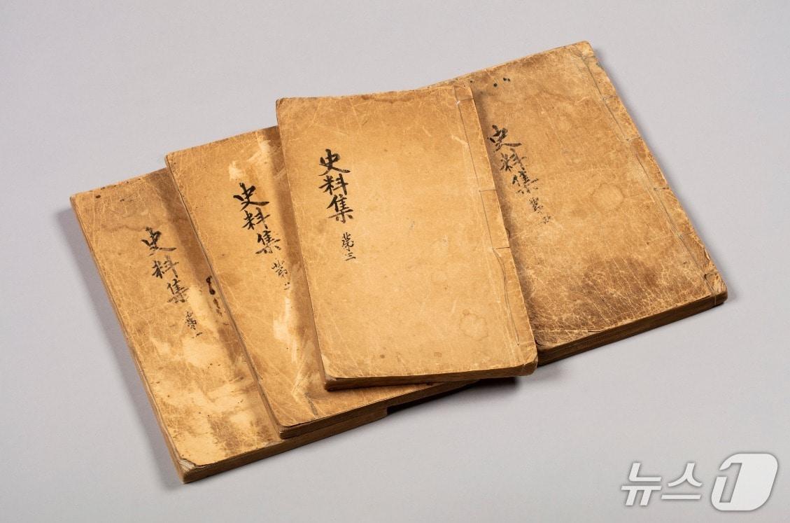 본문 이미지 -  임시정부가 1919년 국제연맹회의에서 대한민국 독립의 역사적 당위성과 일본의 식민통치 실상을 알리기 위해 편찬한 &#39;한일관계사료집&#39;. 2025.11.23. &#40;국가보훈부 제공&#41;