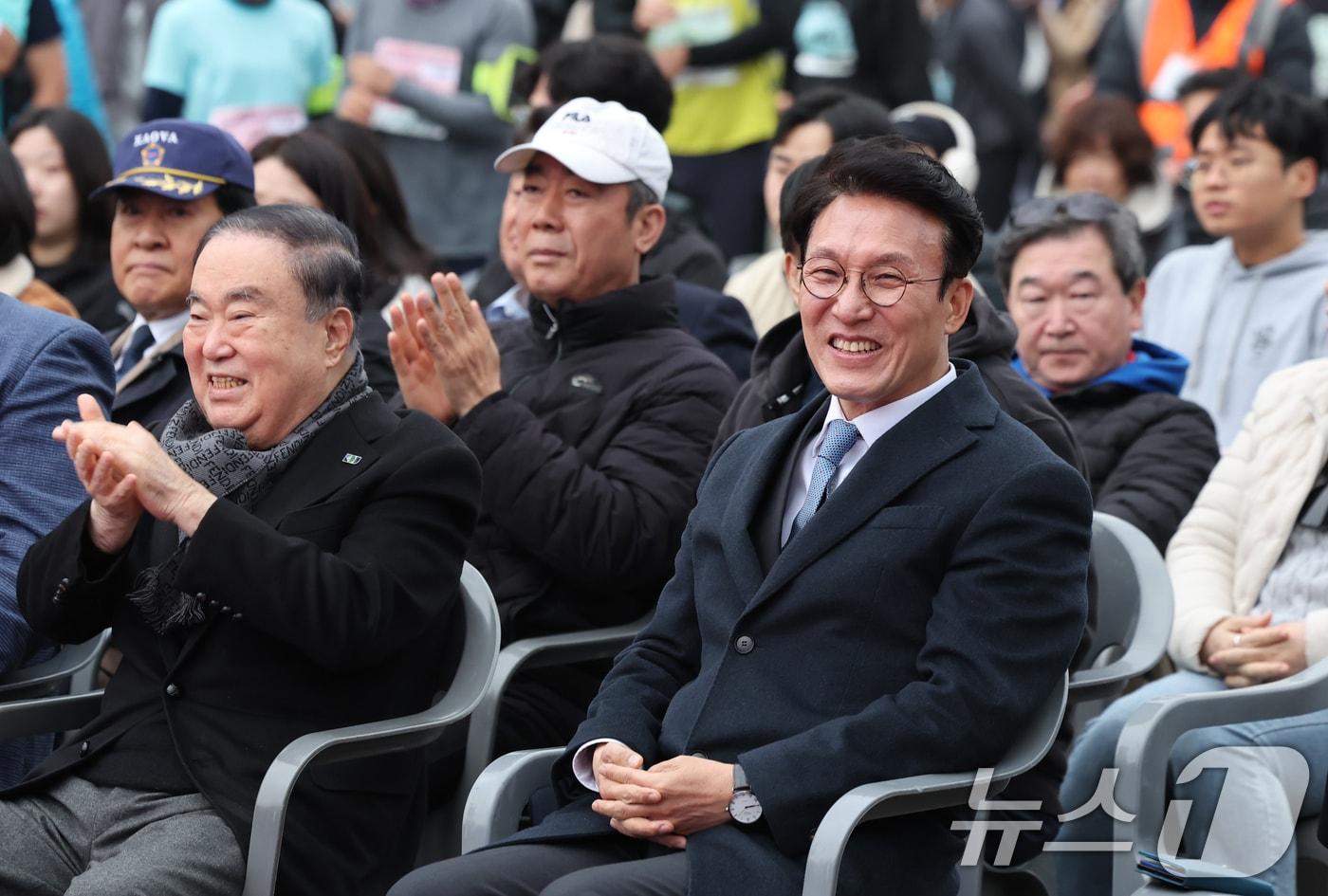 김민석 국무총리가 23일 오전 서울 마포구 상암평화의공원에서 열린 제10회 2025 김대중 평화 마라톤대회 개회식에 참석하고 있다. 2025.11.23/뉴스1 ⓒ News1 장수영 기자