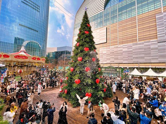 본문 이미지 - 롯데타운 크리스마스 마켓&#40;롯데백화점 제공. 재판매 및 DB금지&#41; 2025.11.23/뉴스1
