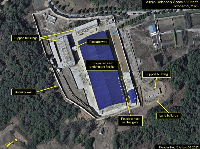 본문 이미지 - 지난 10월 22일 촬영된 위성 영상에 따르면 영변 핵 시설 단지에는 우라늄 농축 시설로 보이는 건물이 신축된 것으로 보인다. 건물에는 열교환기 6개가 설치된 것으로 보인다. &#40;38노스 갈무리&#41;