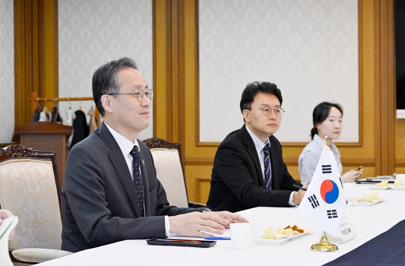 이형일 기획재정부 차관이 11월 21일 오전 서울 종로구 정부서울청사에서 히셀라 산체스 중미경제통합은행&#40;CABEI&#41; 총재와 면담을 하고 있다.&#40;기재부 제공&#41;