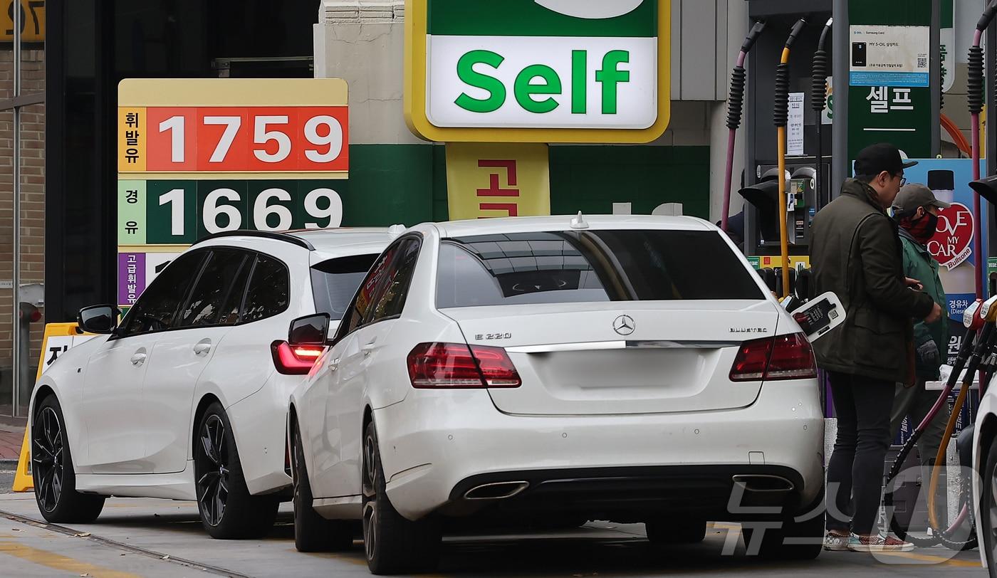 사진은 23일 서울 시내 한 주유소에 게시된 유가정보. 2025.11.23/뉴스1 ⓒ News1 김진환 기자