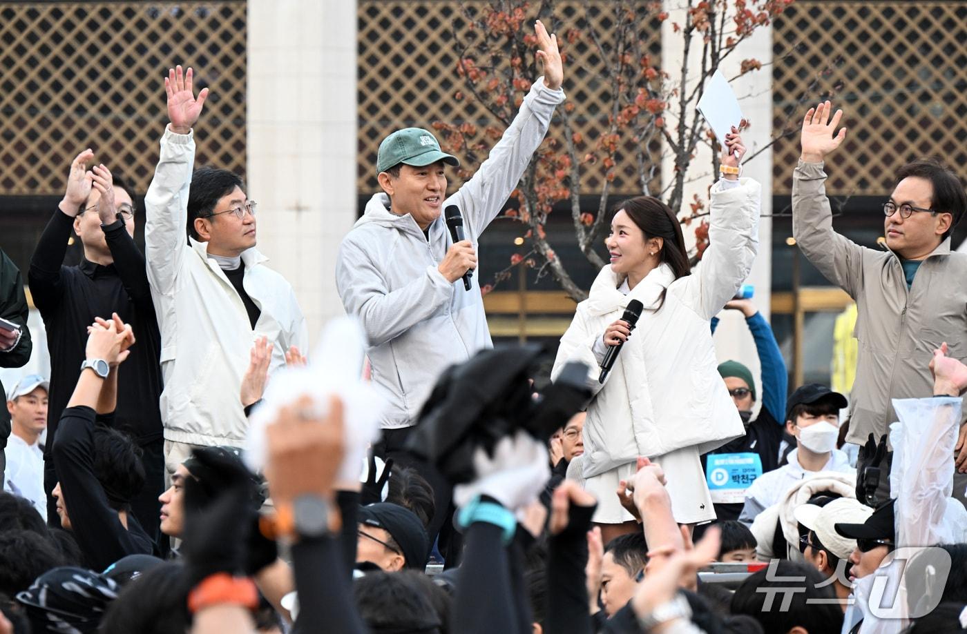 오세훈 서울시장이 23일 &#39;2025 YTN 서울투어 마라톤&#39; 출발식에서 인사말 하고 있다.