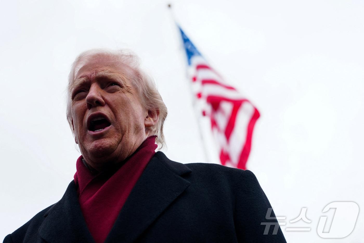 도널드 트럼프 미국 대통령이 지난 22일&#40;현지시간&#41; 워싱턴DC 백악관에서 마린원&#40;미 대통령 전용헬기&#41;에 탑승하기에 앞서 기자들의 질문에 답하고 있다. 2025.11.22. ⓒ 로이터=뉴스1 ⓒ News1 류정민 특파원