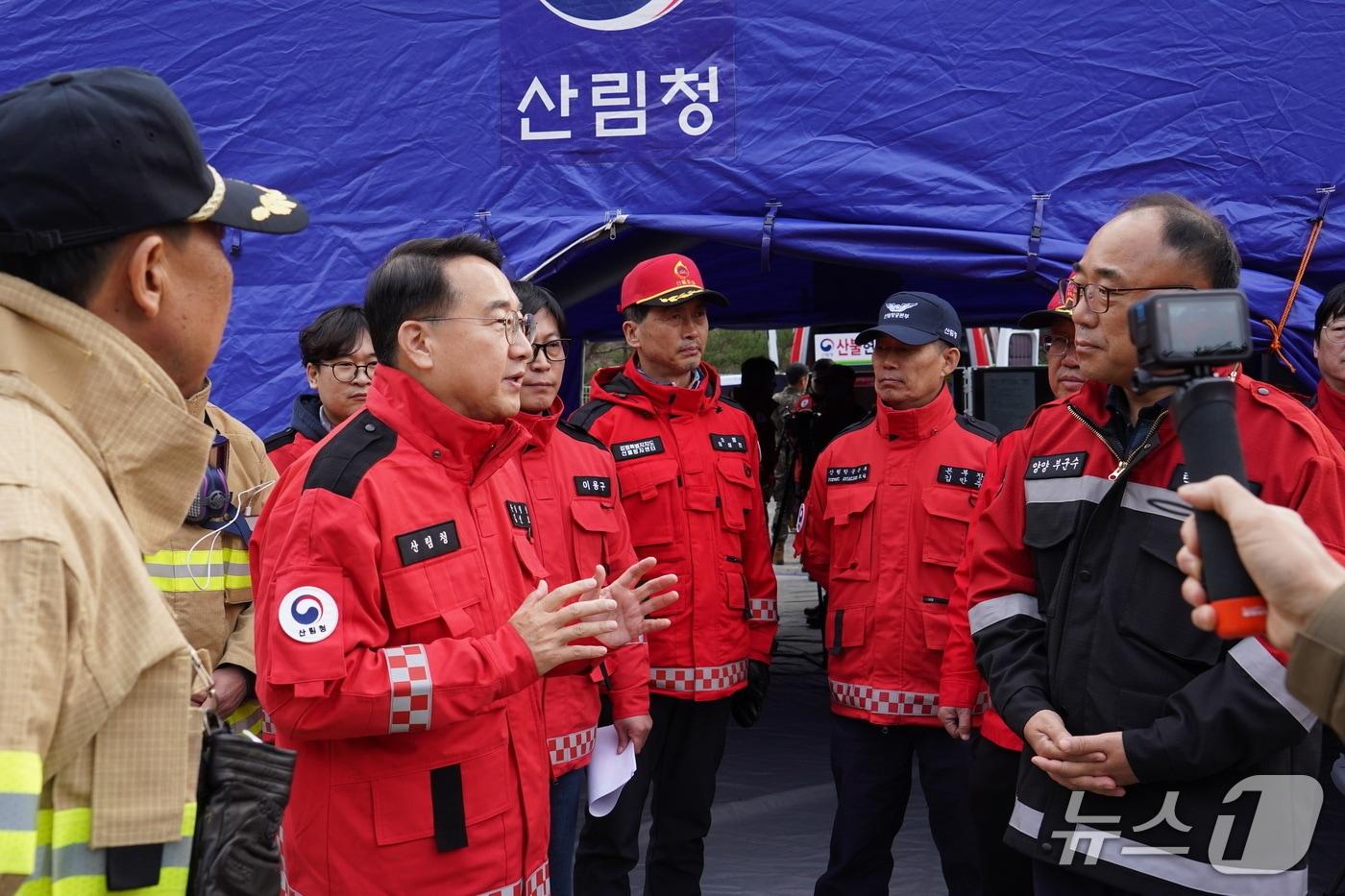 김인호 산림청장이 23일 강원특별자치도 양양군 서면 산불피해 현장을 찾아 점검하고 있다. &#40;산림청 제공.재판매 및 DB금지&#41;/뉴스1