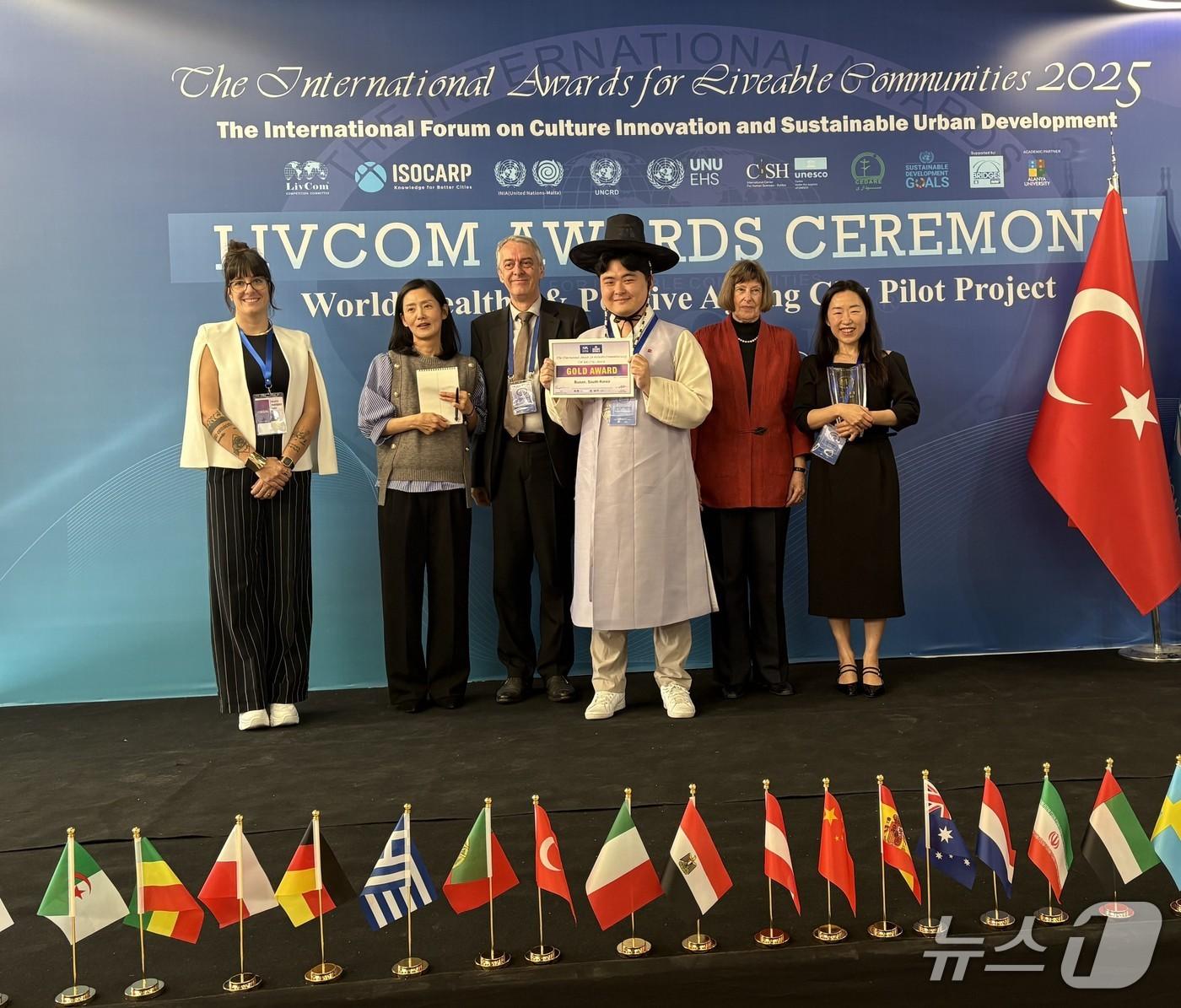 본문 이미지 - 2025 리브컴 어워즈 수상 모습.(부산시 제공. 재판매 및 DB금지)