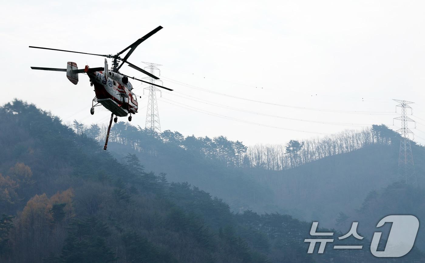 23일 강원 양양군 서면 서림리 방태산 인근에 산림청 산불 진화 헬기가 급수를 마치고 마무리 진화작업을 위해 이동하고 있다. 2025.11.23/뉴스1 ⓒ News1 이호윤 기자