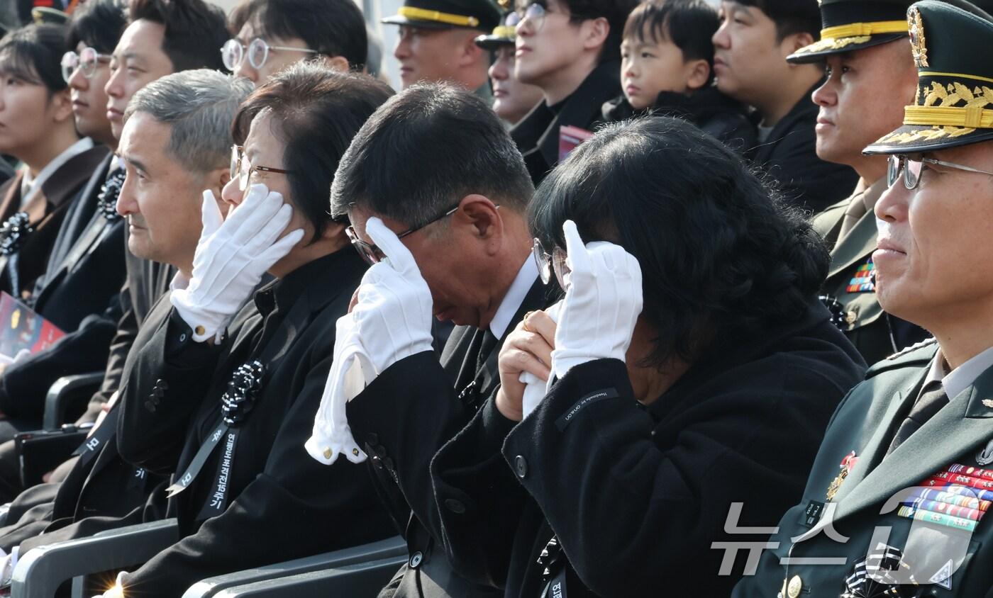 23일 대전 유성구 국립대전현충원에서 열린 제15주년 연평도 포격전 전투영웅 추모 및 전승기념 행사에서 유족들이 눈물을 닦고 있다. 2025.11.23/뉴스1 ⓒ News1 김기태 기자