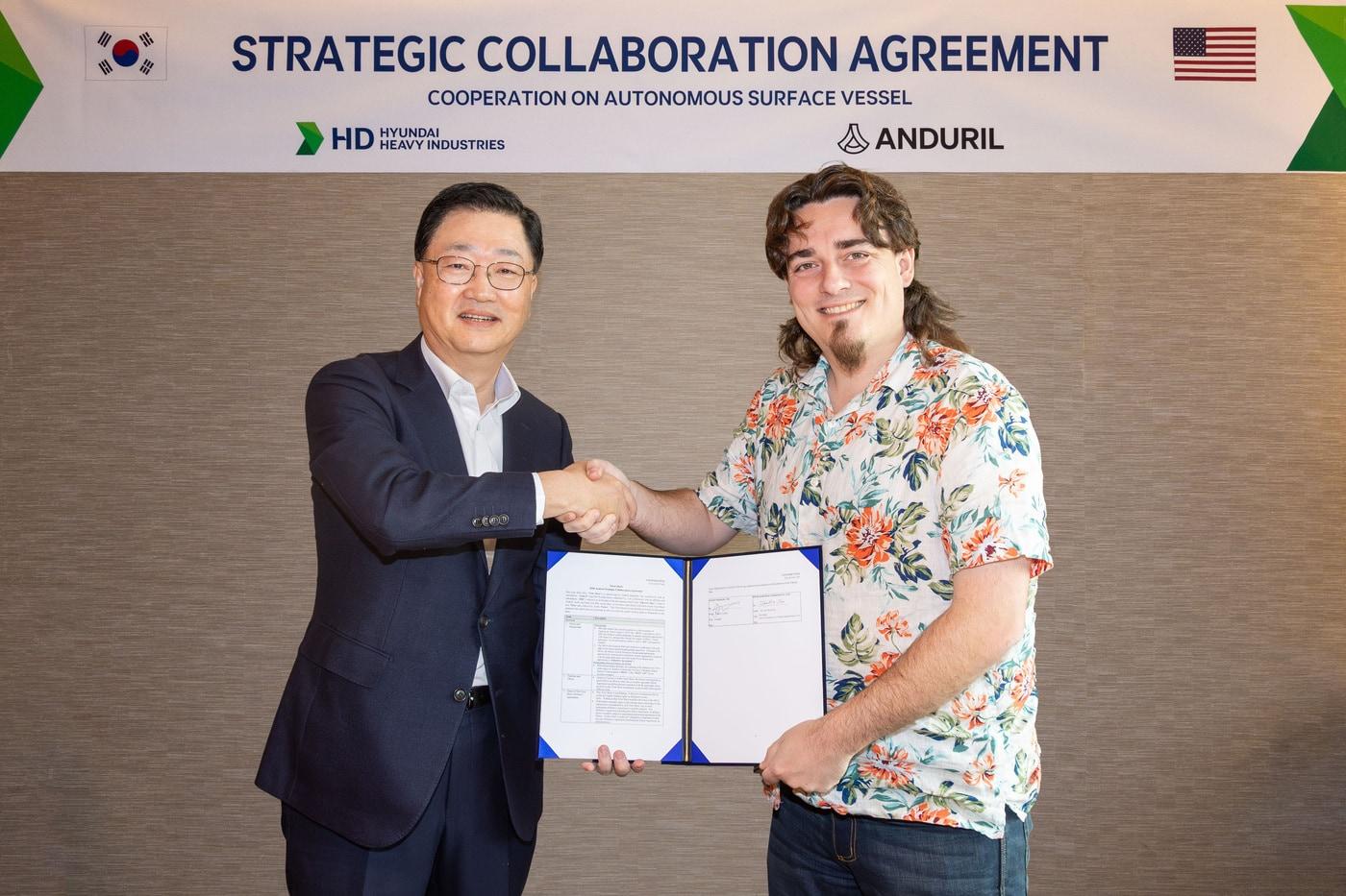 서울 중구 웨스틴 조선 호텔에서 최근 주원호 HD현대중공업 사장&#40;왼쪽&#41;과 팔머 럭키 안두릴 인더스트리 공동 설립자가 자율 무인수상함&#40;ASV&#41; 설계·건조 계약을 체결한 뒤 기념 사진을 촬영했다&#40;HD현대 제공&#41;. 2025.11.23.
