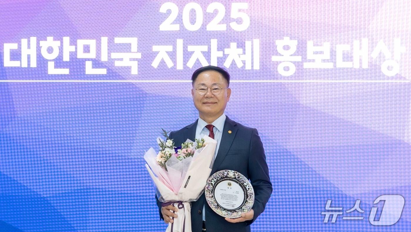 김재욱 칠곡군수가 대한민국 지자체 홍보대상 수상한 뒤 기념사진을 찍고 있다. &#40;칠곡군 제공. 재판매 및 DB금지&#41;/뉴스1