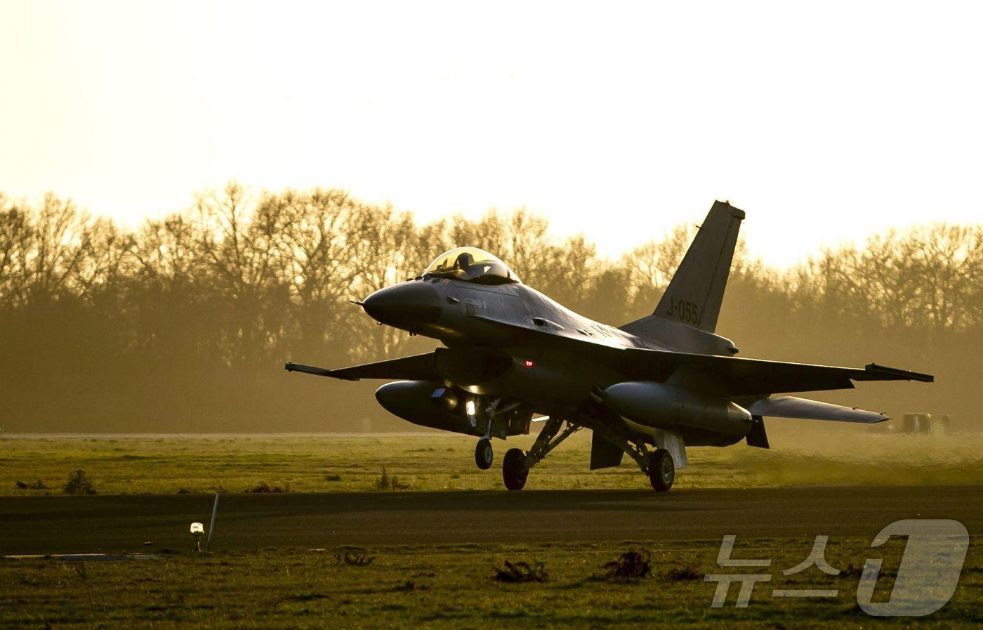 네덜란드 남부 볼켈 공군기지 활주로에 네덜란드 공군의 F-16 전투기가 착륙하고 있습니다. 2018.1.2 ⓒ AFP=뉴스1