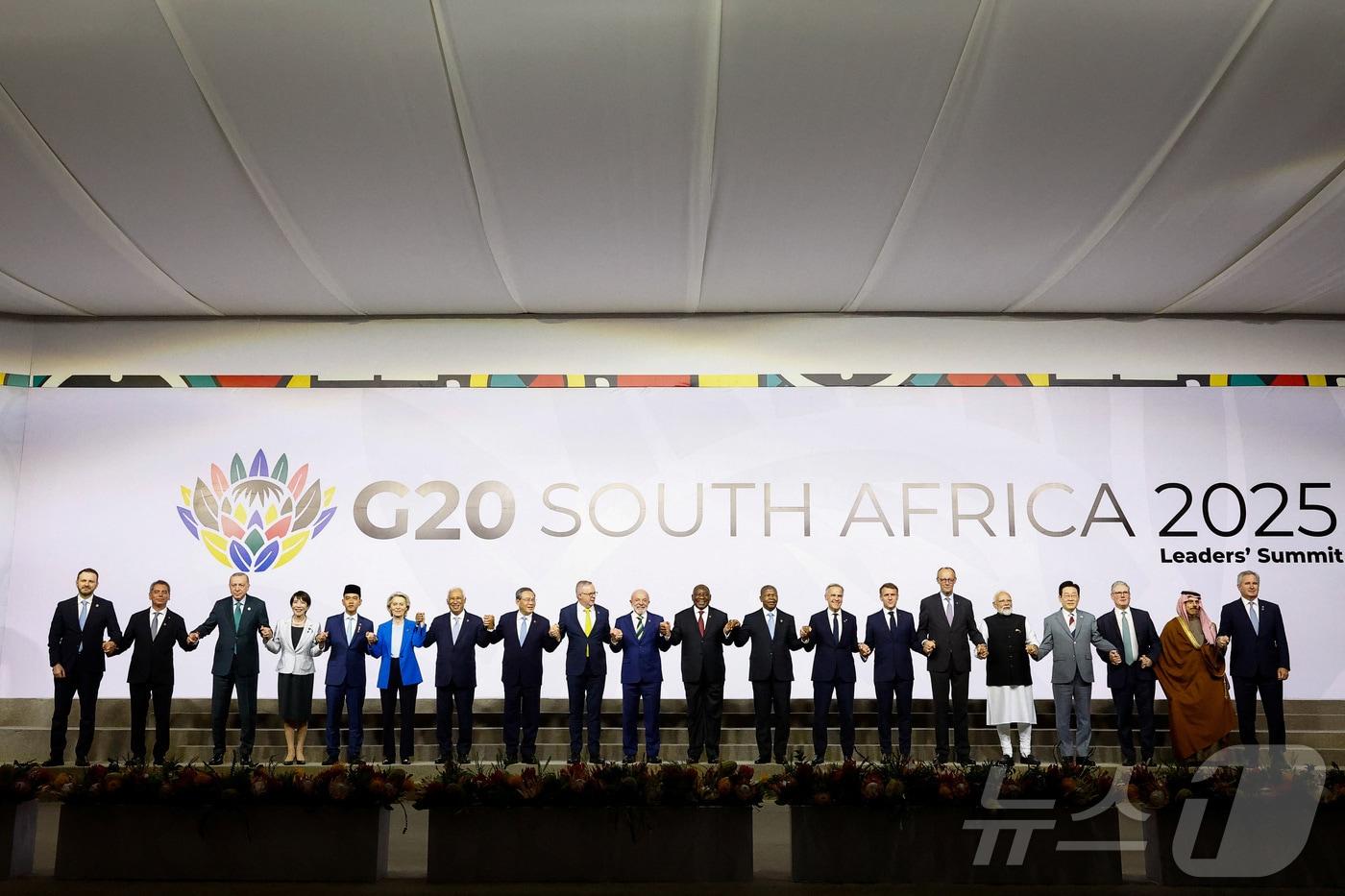 22일&#40;현지시간&#41; 남아공 요하네스버그에서 열린 주요 20개국&#40;G20&#41;에서 정상들이 단체 사진을 촬영했다. 왼쪽 세번째부터 레제프 타이이프 에르도안 튀르키예 대통령, 다카이치 사나에 일본 총리, 기브란 라카부밍 라카 인도네시아 부통령, 우르줄라 폰데어라이엔 유럽연합&#40;EU&#41; 집행위원회 위원장, 안토니우 코스타 EU 정상회의 상임의장, 리창 중국 국무원 총리, 앤서니 앨버니지 호주 총리, 루이스 이나시우 룰라 다시우바 브라질 대통령, 시릴 라마포사 남아공 대통령, 주앙 로렌수 앙골라 대통령, 마크 카니 캐나다 총리, 에마뉘엘 마크롱 프랑스 대통령, 프리드리히 메르츠 독일 총리, 나렌드라 모디 인도 총리, 이재명 대통령, 키어 스타머 영국 총리, 파이살 빈 파르한 알 사우드 왕자 사우디아라비아 외교부 장관, 파블로 키르노 아르헨티나 외교부 장관 ⓒ 로이터=뉴스1 ⓒ News1 최종일 선임기자