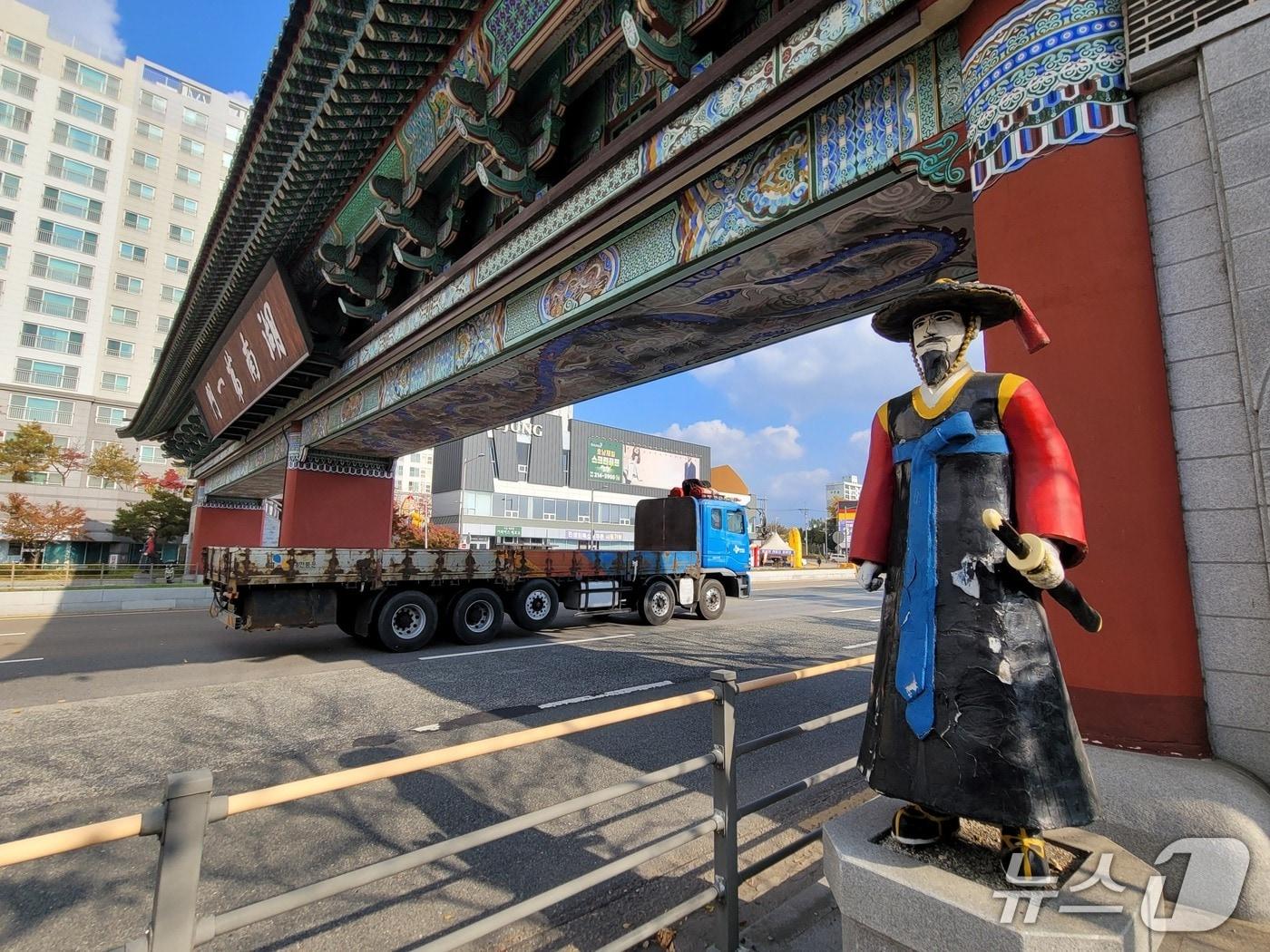 본문 이미지 - 지난 20일 오후 2시께 찾은 전북 전주시 완산구 여의동의 호남제일문 앞에 수문장 조형물이 서 있다. 2025.11.20/뉴스1 문채연 기자