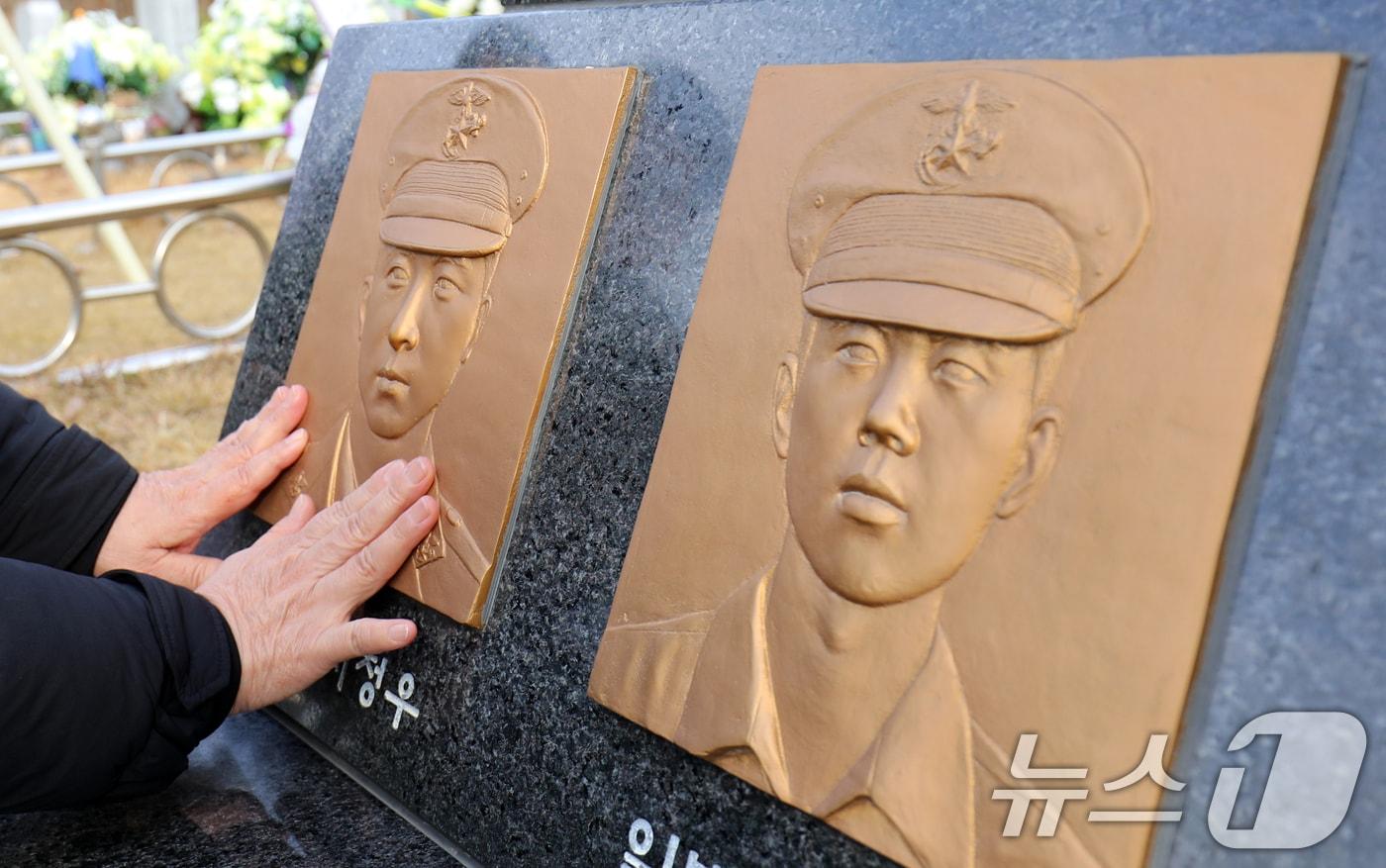 23일 대전 유성구 국립대전현충원에서 열린 제15주년 연평도 포격전 전투영웅 추모 및 전승기념 행사에서 고&#40;故&#41; 서정우 하사의 이모가 서 하사의 부조상을 어루만지고 있다. 2025.11.23/뉴스1 ⓒ News1 김기태 기자