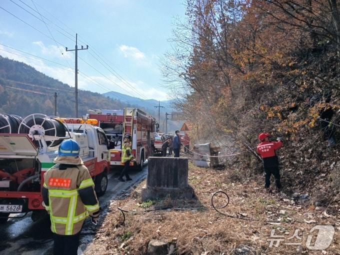 본문 이미지 - 지난 20일 의성군 구천면 장국리 방화 현장에서 소방 당국이 화재를 진화 하고있다.(경북소방본부 제공. 재판매 및 DB 금지)2025.11.23/뉴스1